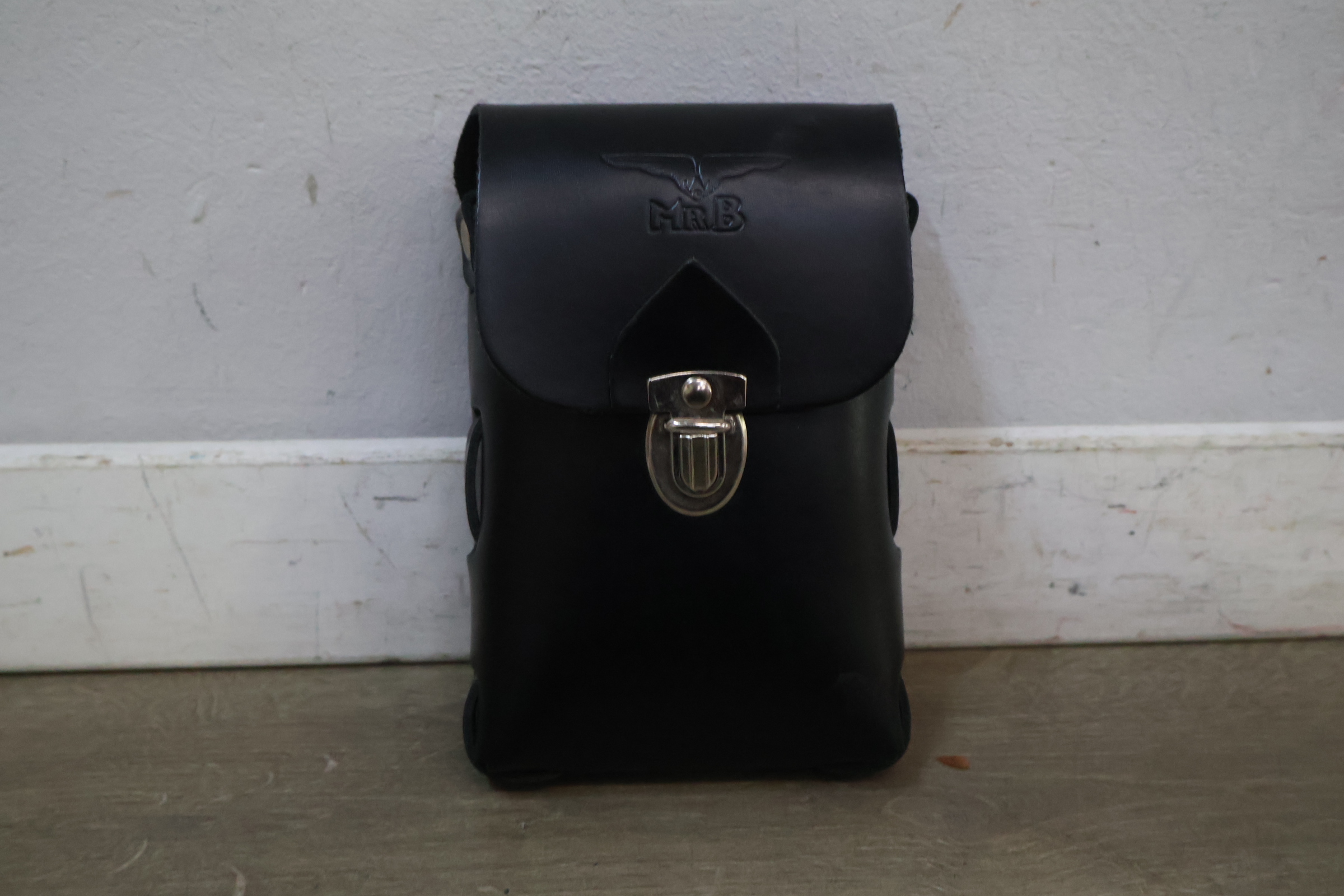 Zwart leren tasje met MrB logo – foto 4 – kavel bij GSD Auctions, Zoeterwoude