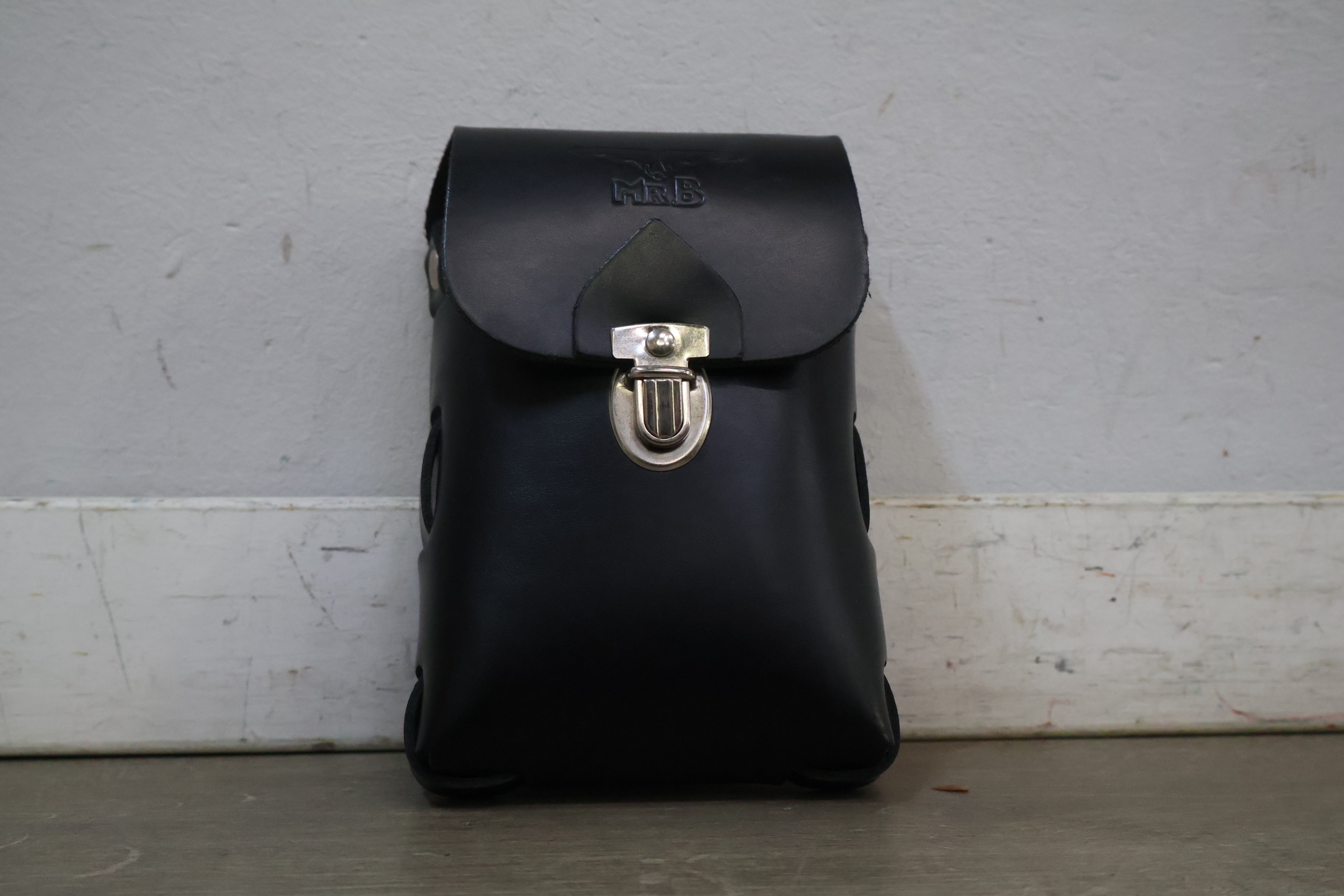 Zwart leren tasje met MrB logo – foto 5 – kavel bij GSD Auctions, Zoeterwoude