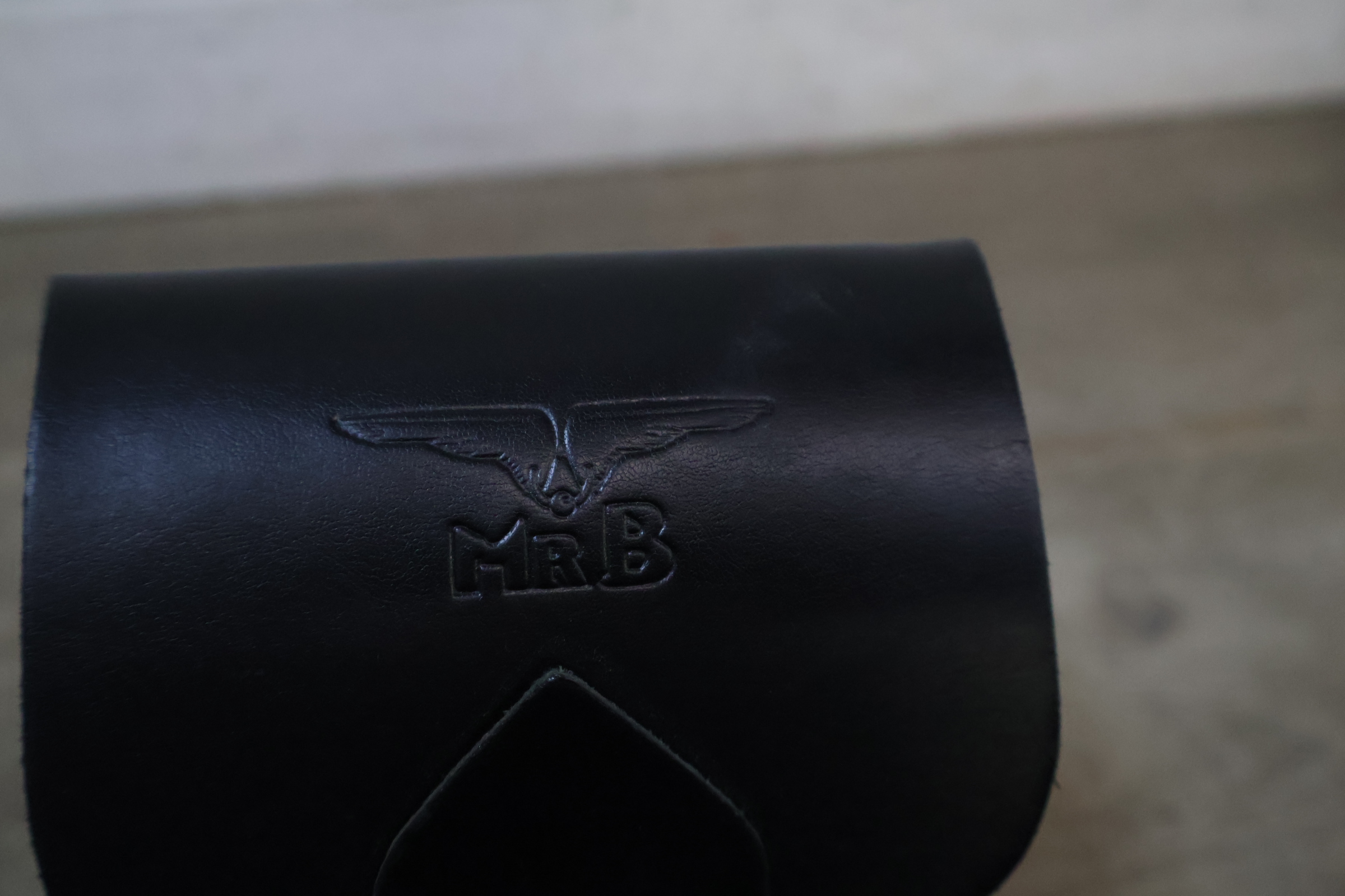 Zwart leren tasje met MrB logo – foto 6 – kavel bij GSD Auctions, Zoeterwoude