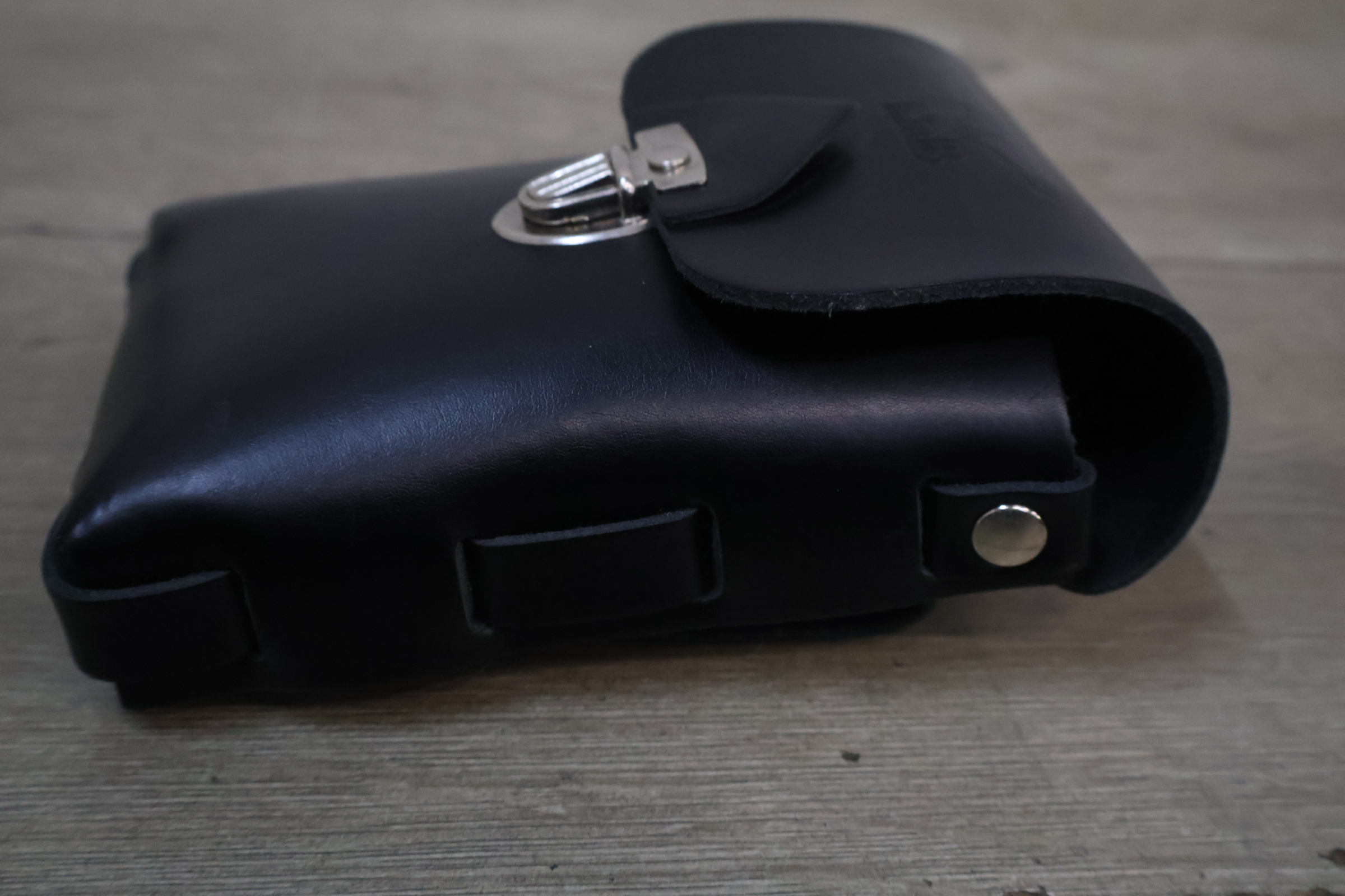 Zwart leren tasje met MrB logo – foto 7 – kavel bij GSD Auctions, Zoeterwoude