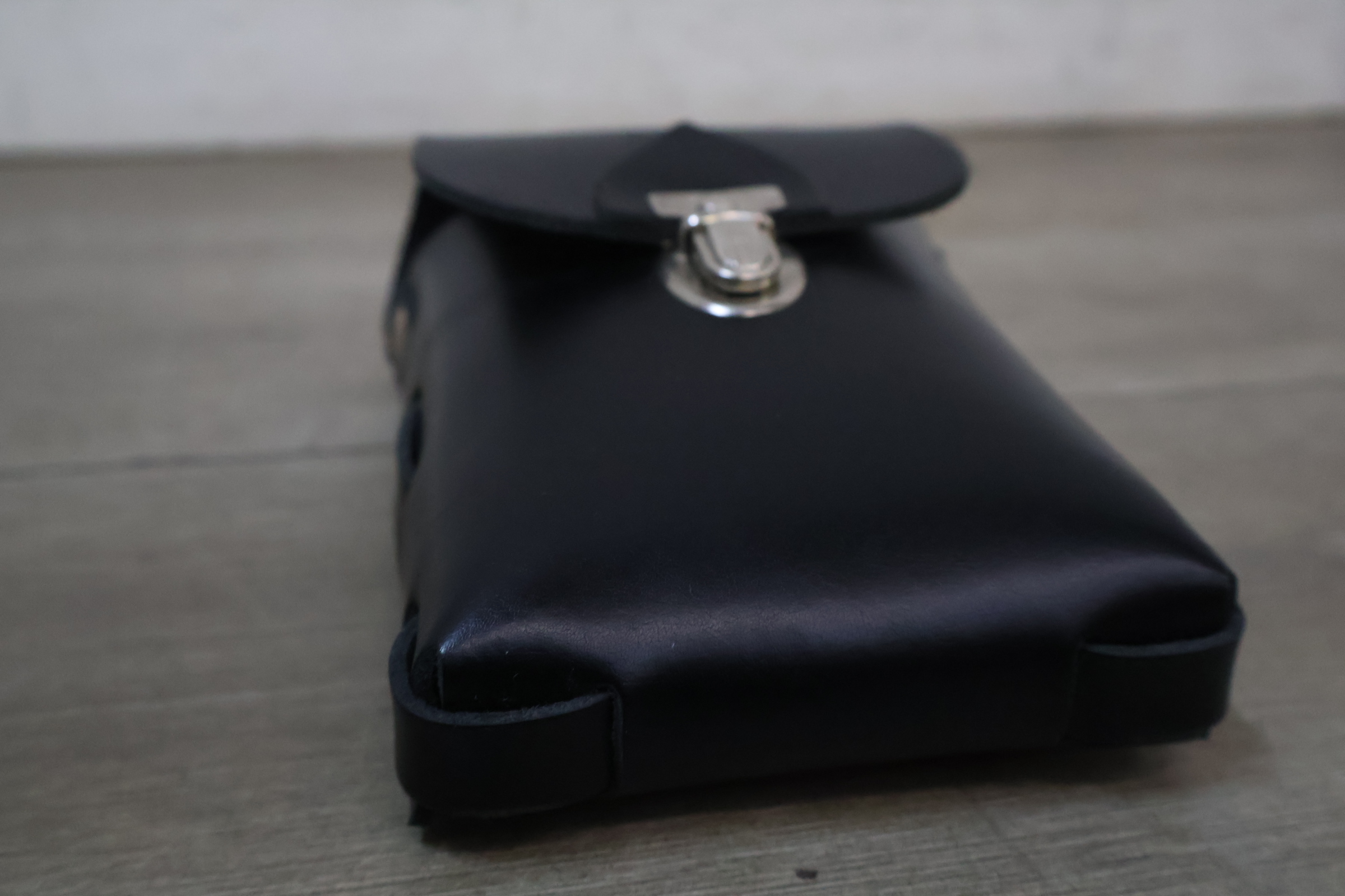 Zwart leren tasje met MrB logo – foto 8 – kavel bij GSD Auctions, Zoeterwoude