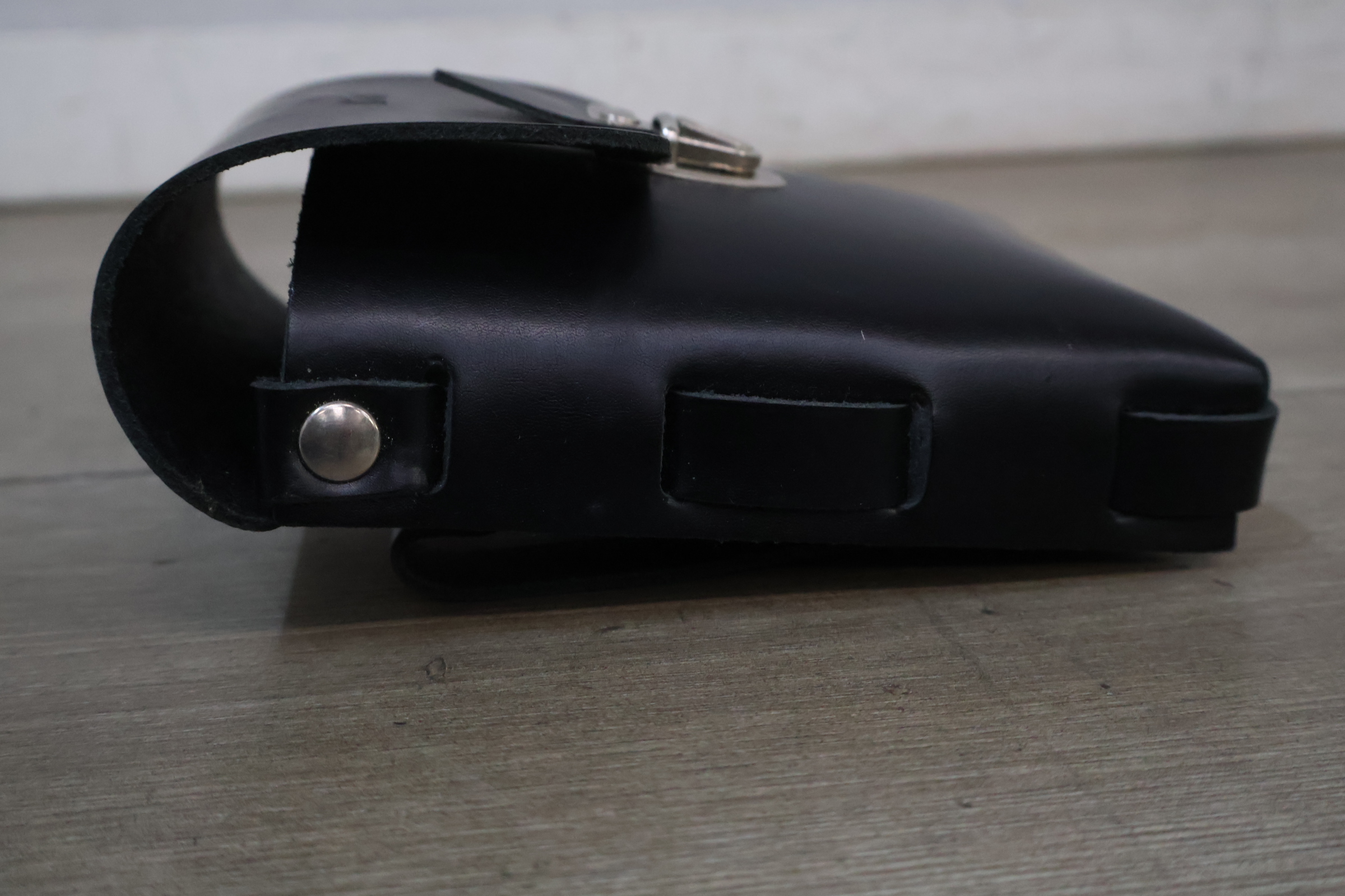 Zwart leren tasje met MrB logo – foto 9 – kavel bij GSD Auctions, Zoeterwoude