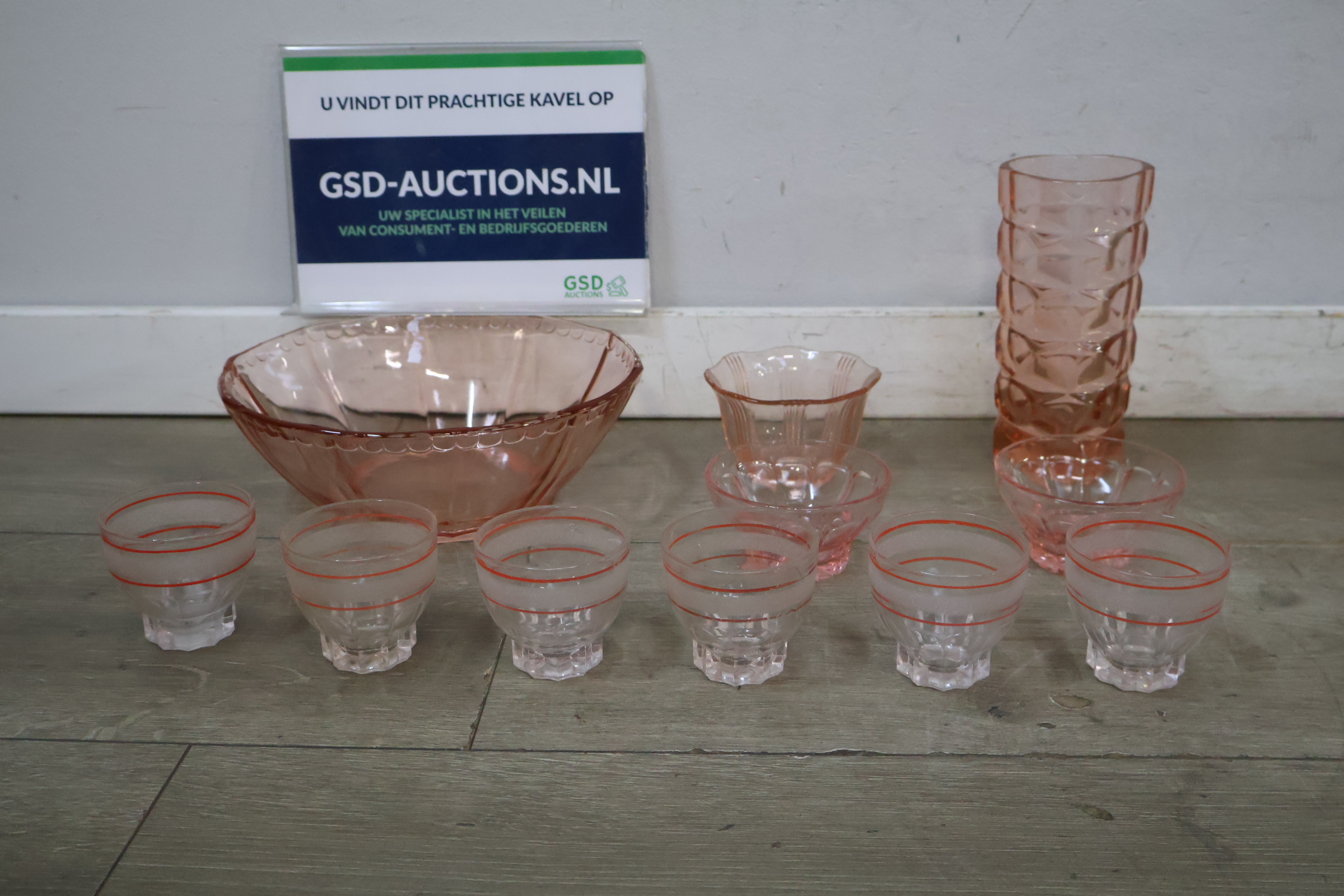 Set roze glazen en schaal – foto 2 – kavel bij GSD Auctions, Zoeterwoude