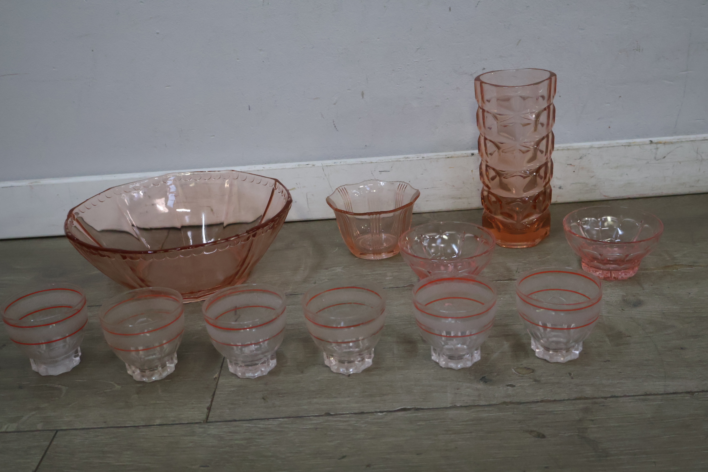 Set roze glazen en schaal – foto 3 – kavel bij GSD Auctions, Zoeterwoude