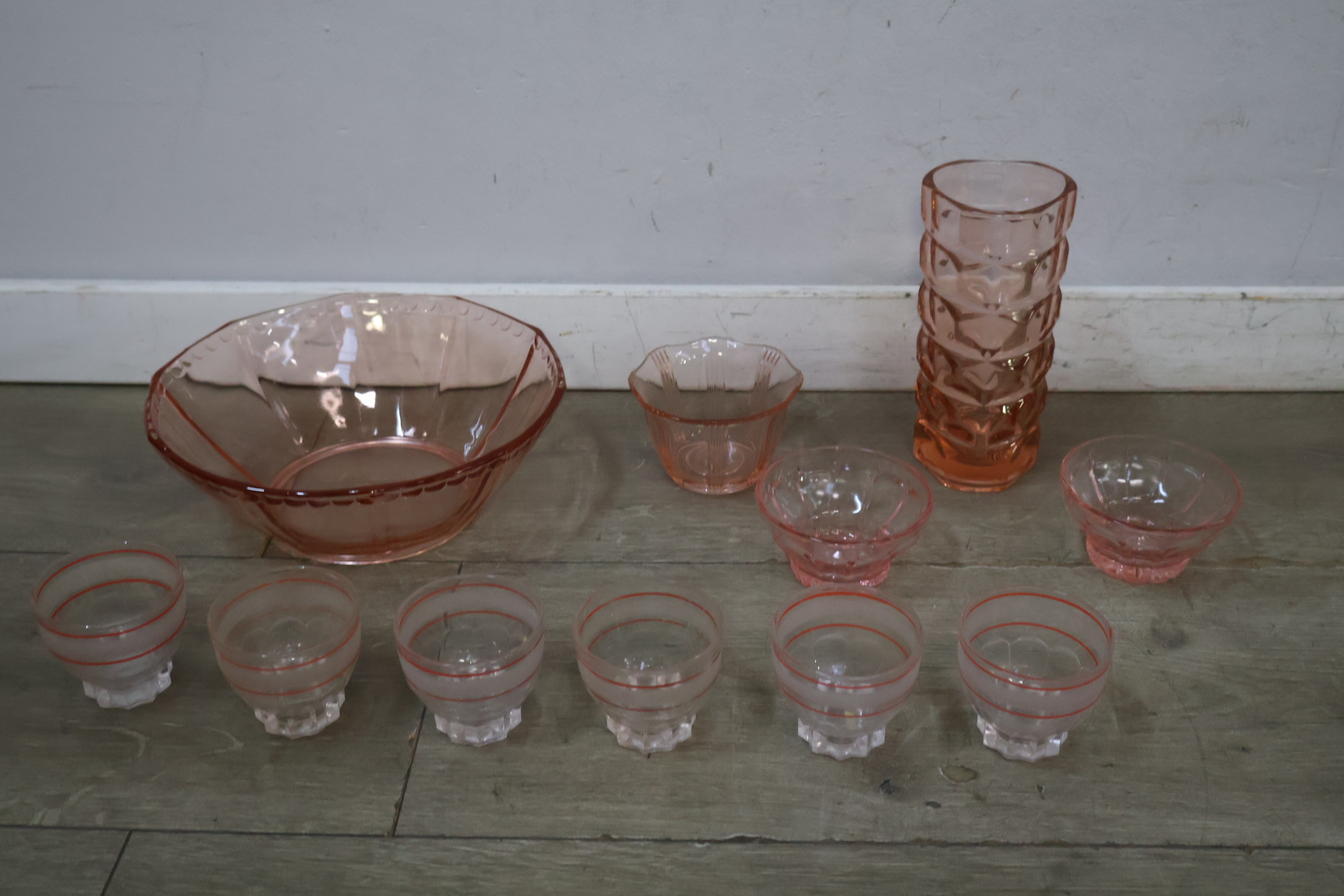 Set roze glazen en schaal – foto 4 – kavel bij GSD Auctions, Zoeterwoude