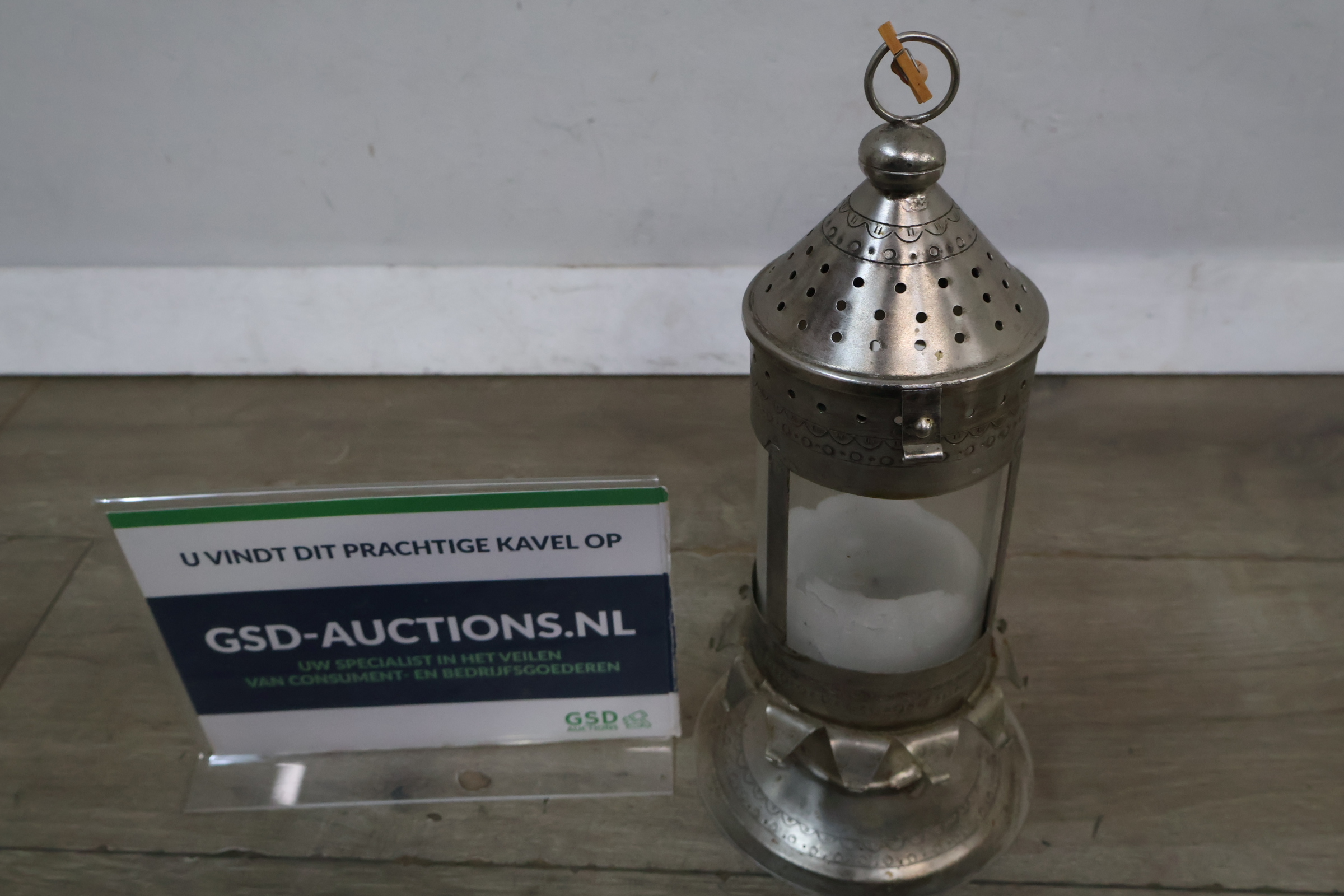 Metalen windlicht met verweerd uiterlijk en kaars – foto 2 – kavel bij GSD Auctions, Zoeterwoude