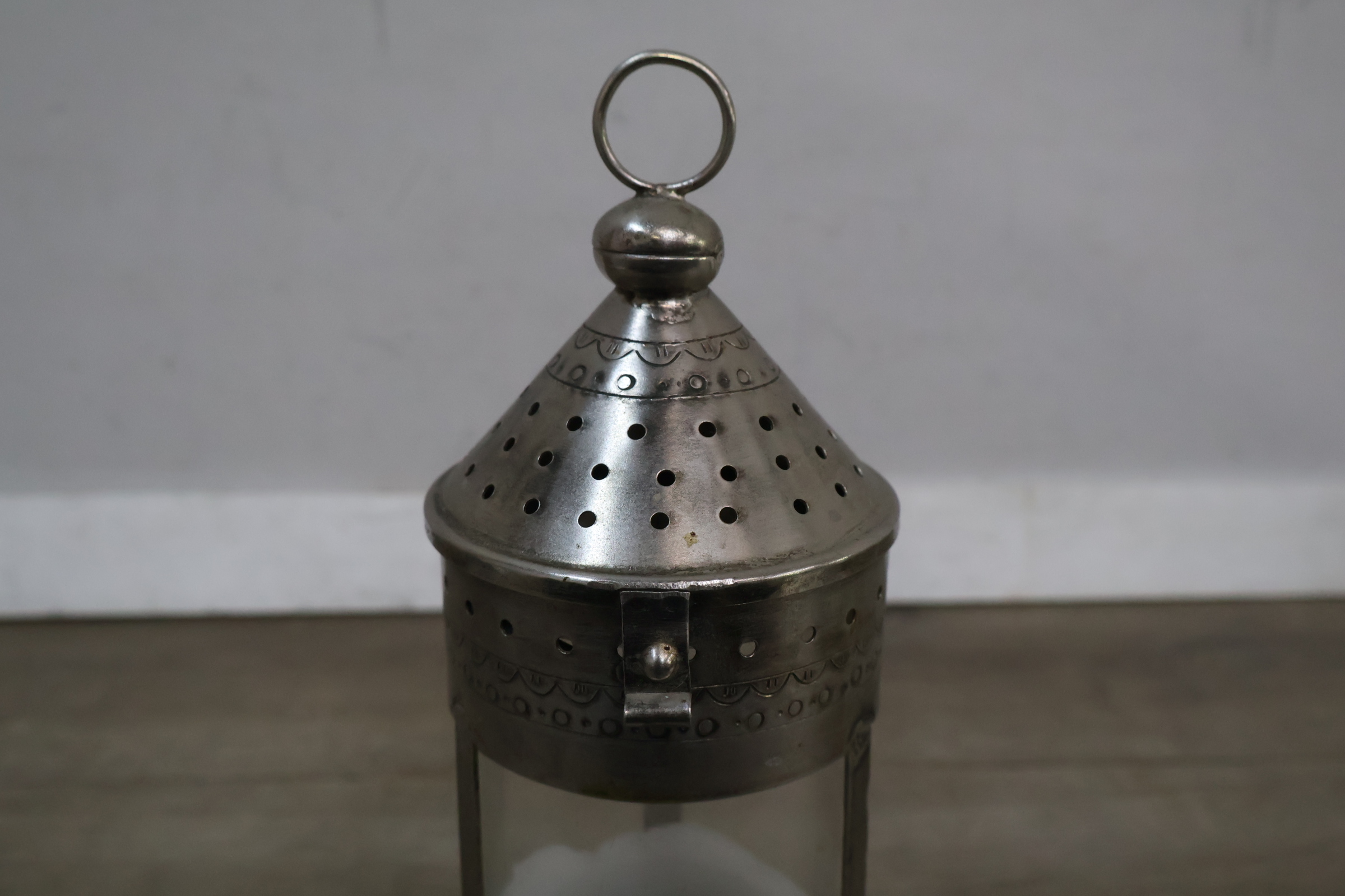 Metalen windlicht met verweerd uiterlijk en kaars – foto 6 – kavel bij GSD Auctions, Zoeterwoude