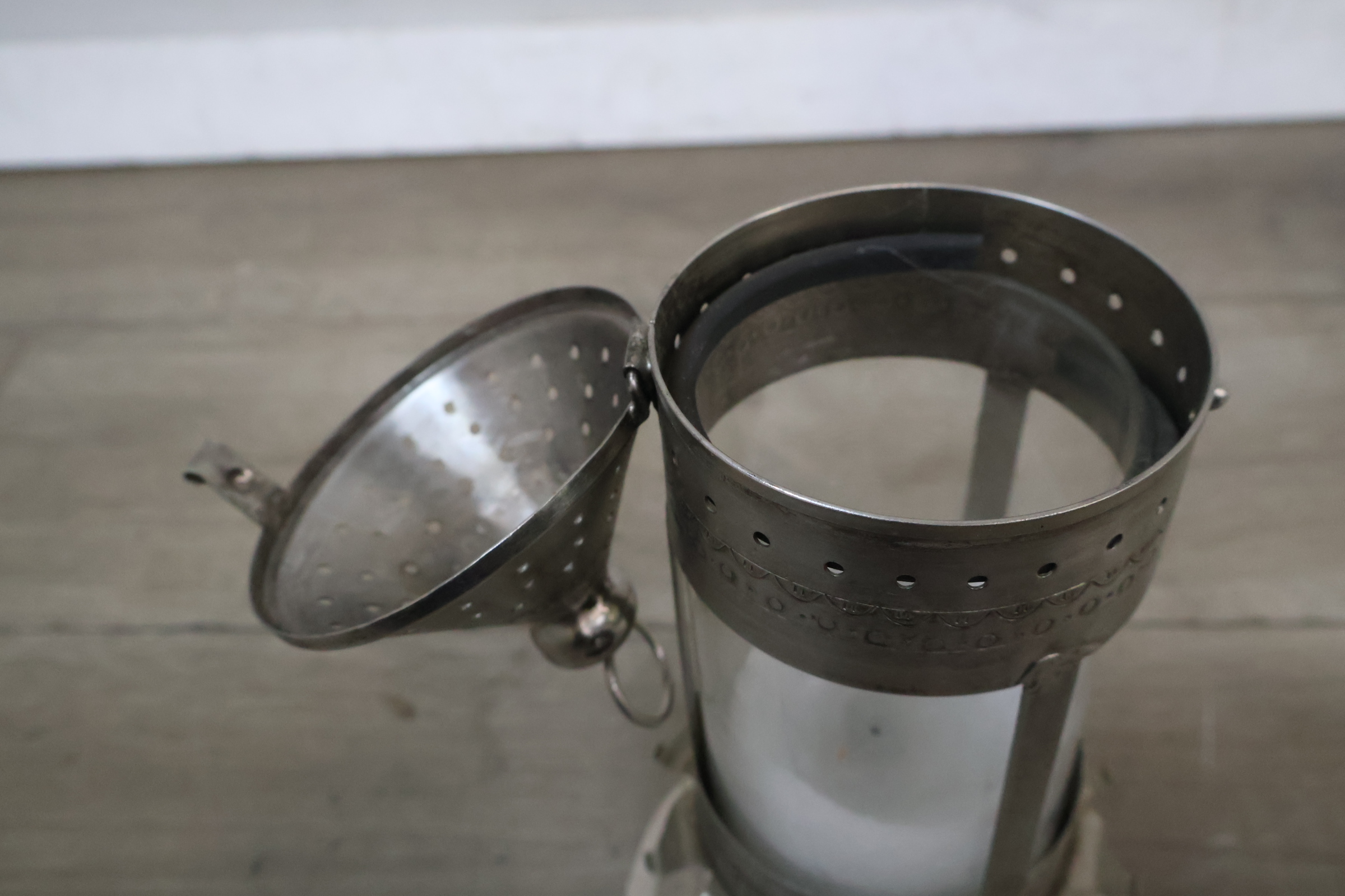 Metalen windlicht met verweerd uiterlijk en kaars – foto 7 – kavel bij GSD Auctions, Zoeterwoude
