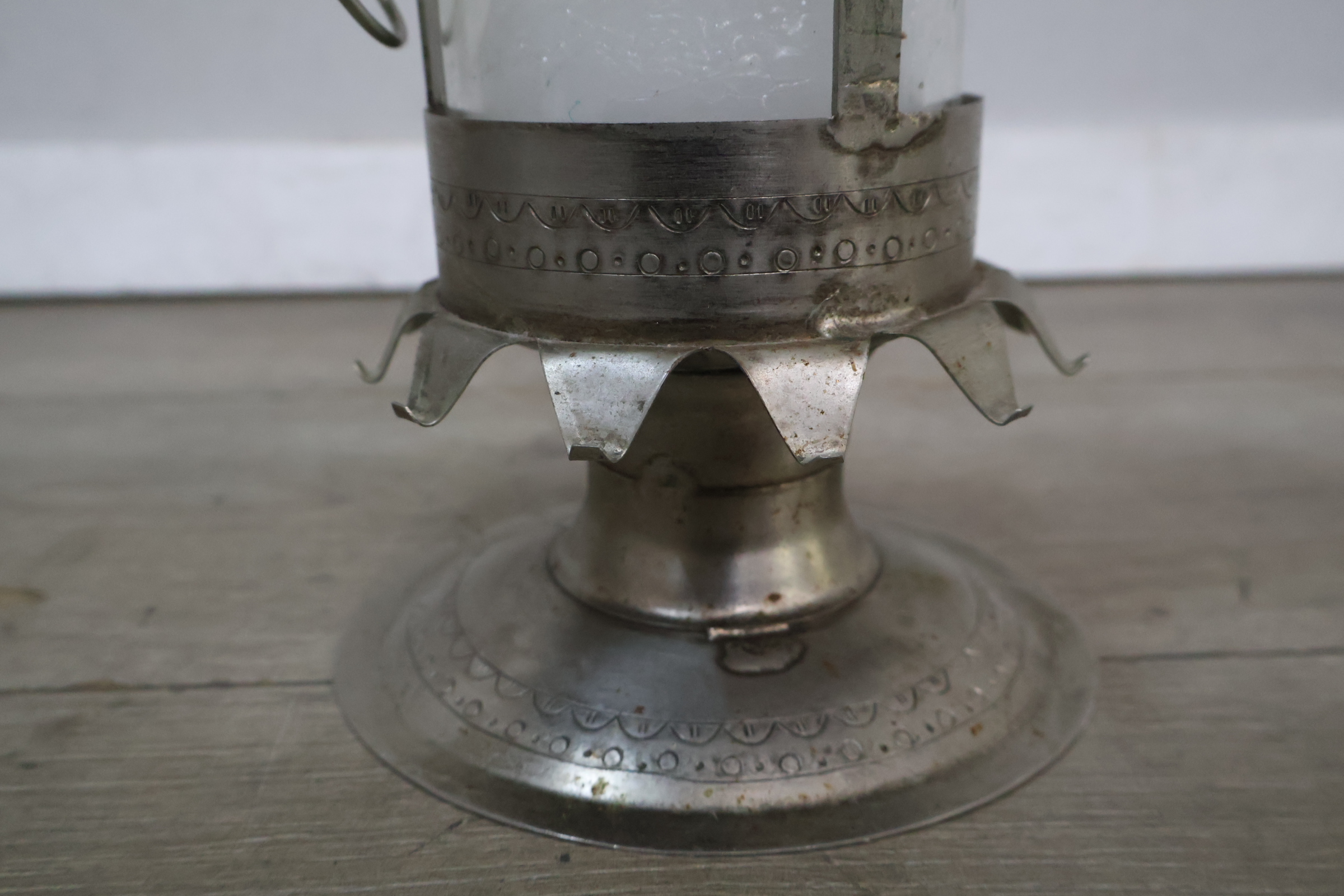 Metalen windlicht met verweerd uiterlijk en kaars – foto 8 – kavel bij GSD Auctions, Zoeterwoude