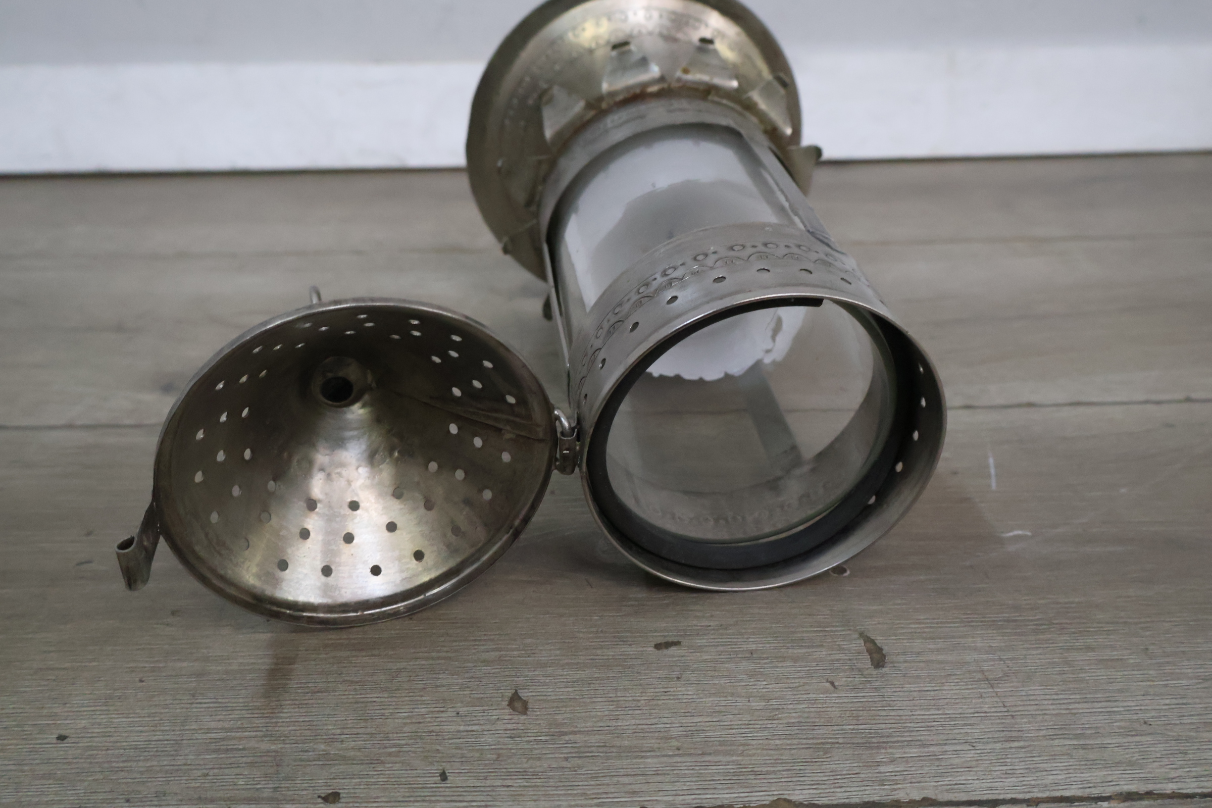 Metalen windlicht met verweerd uiterlijk en kaars – foto 10 – kavel bij GSD Auctions, Zoeterwoude