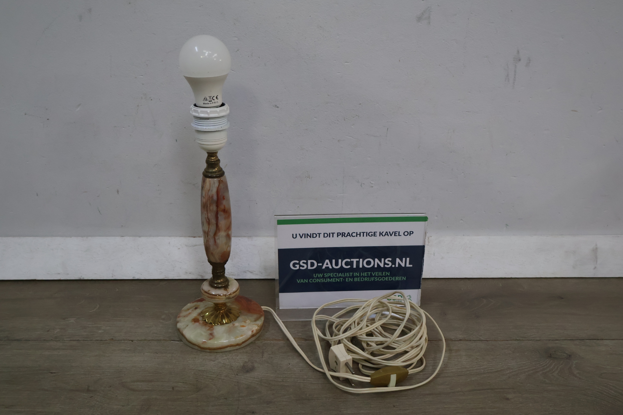 Marmeren tafellamp met witte LED-lamp – foto 2 – kavel bij GSD Auctions, Zoeterwoude