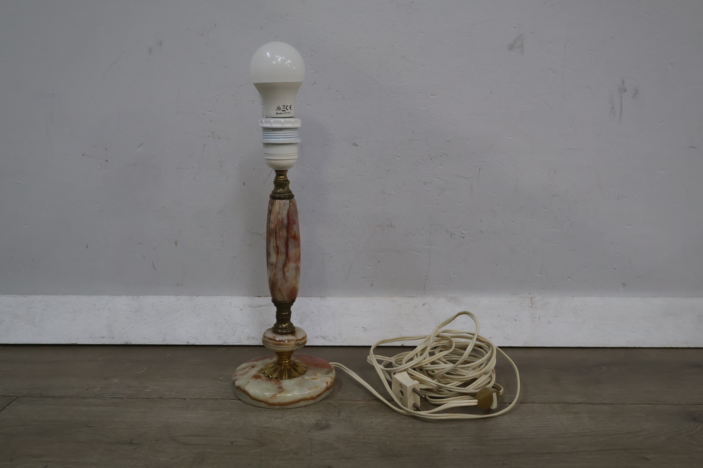 Marmeren tafellamp met witte LED-lamp – foto 3 – kavel bij GSD Auctions, Zoeterwoude