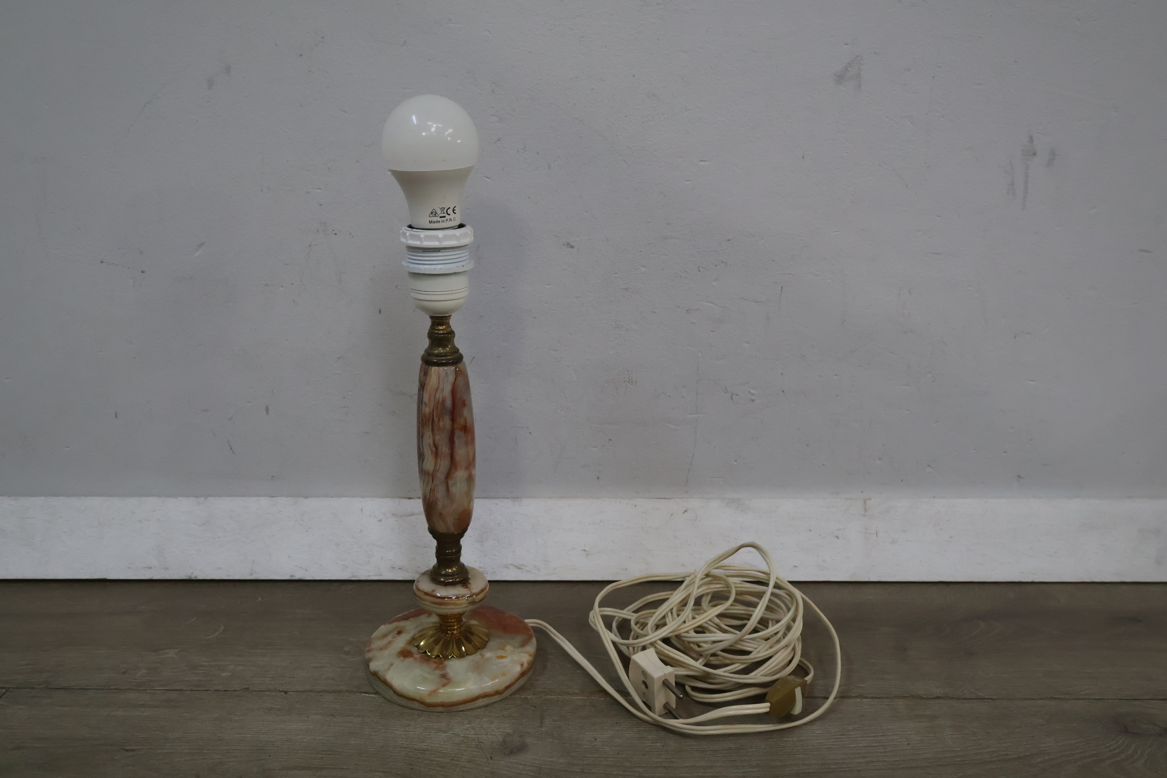 Marmeren tafellamp met witte LED-lamp – foto 4 – kavel bij GSD Auctions, Zoeterwoude