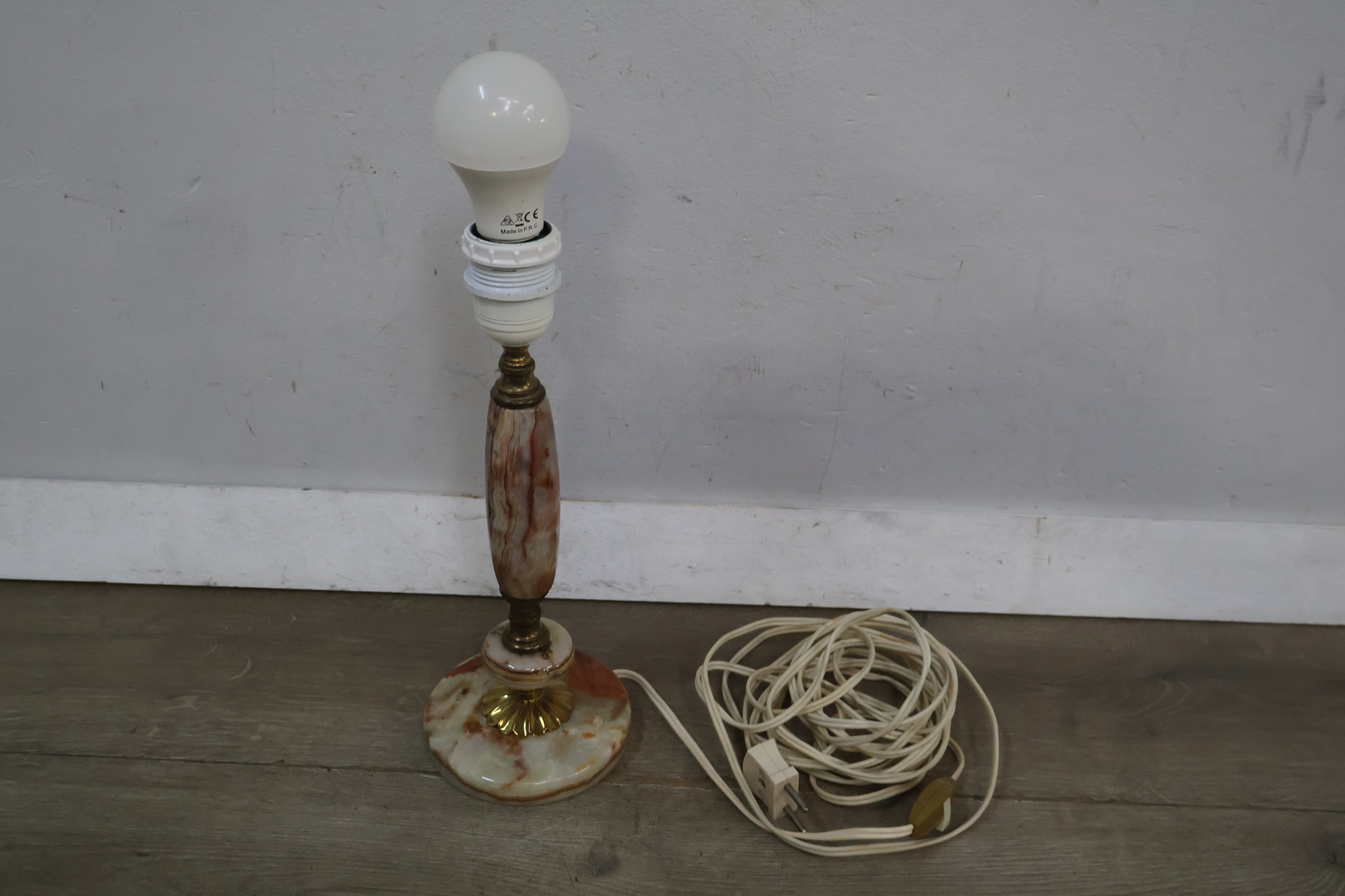 Marmeren tafellamp met witte LED-lamp – foto 5 – kavel bij GSD Auctions, Zoeterwoude