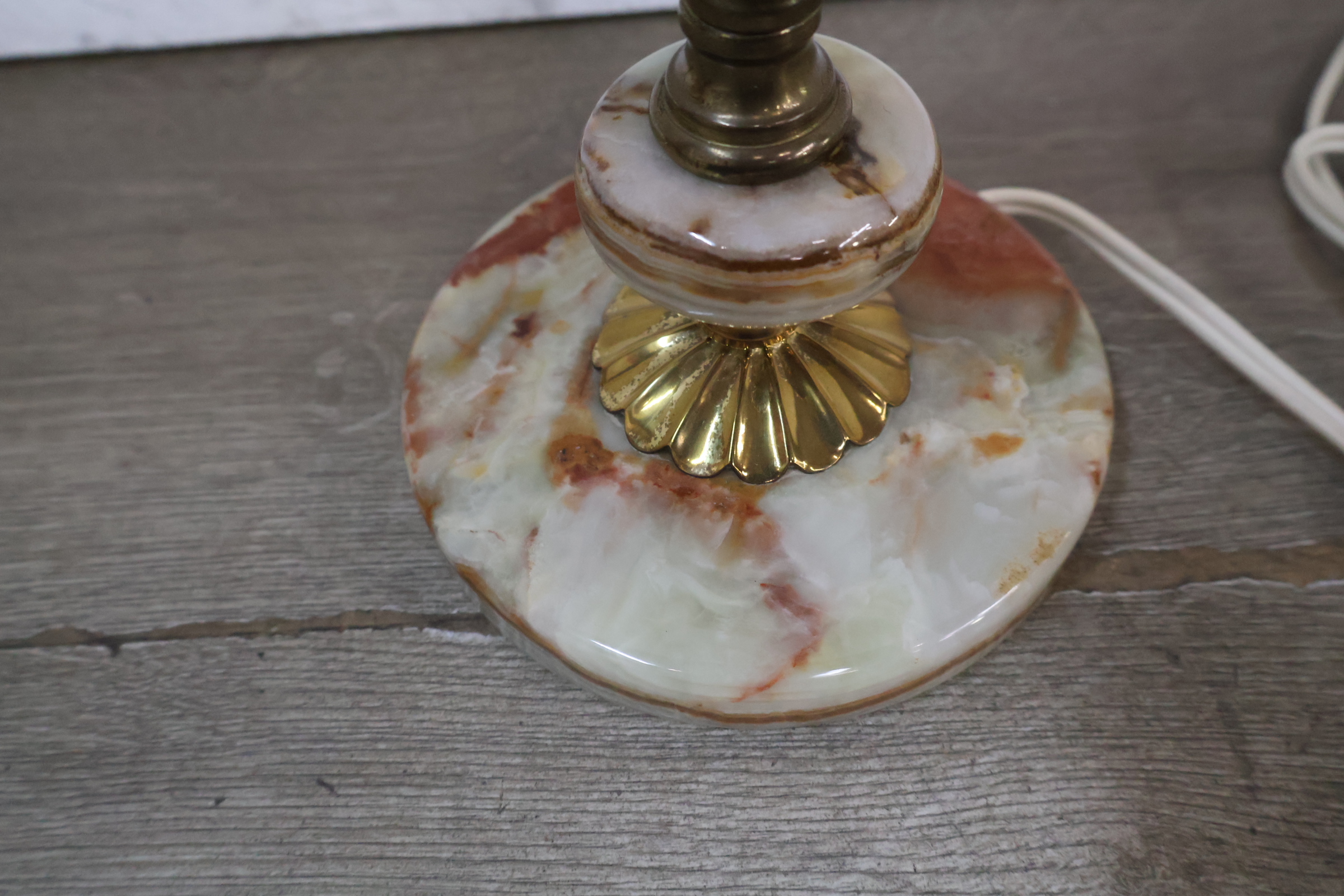 Marmeren tafellamp met witte LED-lamp – foto 8 – kavel bij GSD Auctions, Zoeterwoude