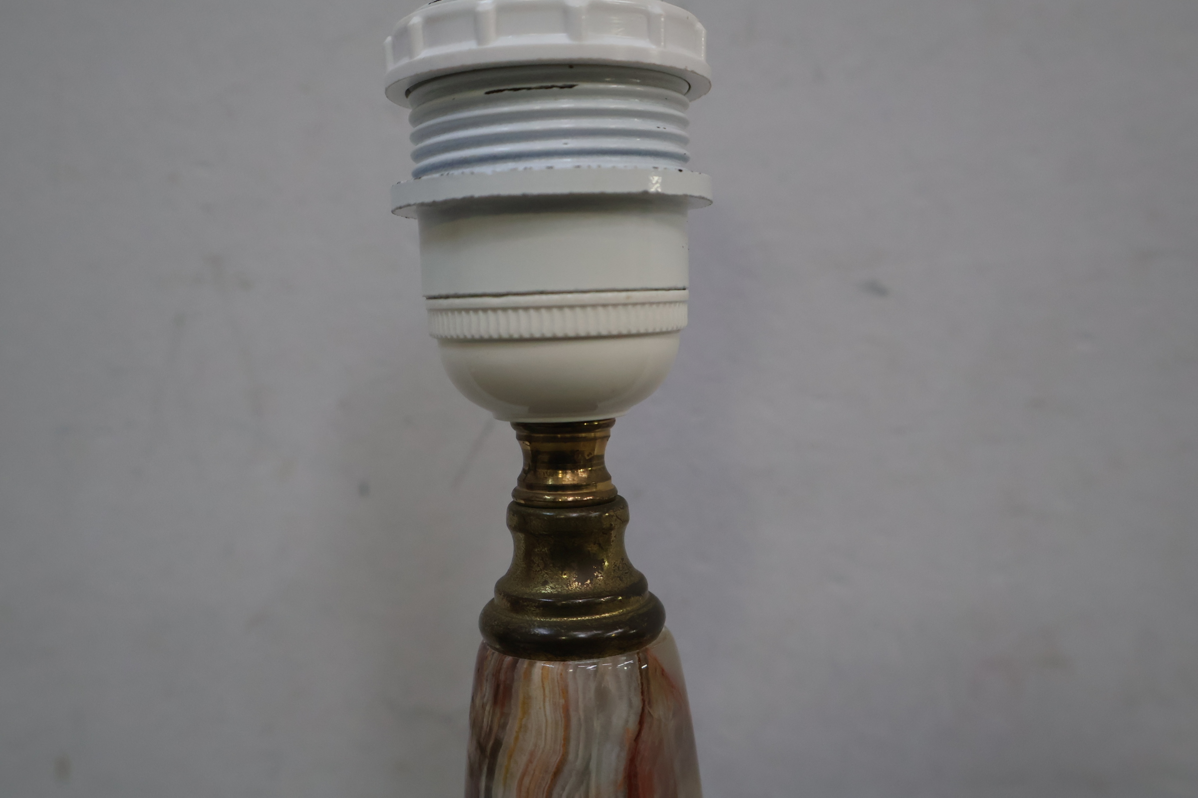Marmeren tafellamp met witte LED-lamp – foto 10 – kavel bij GSD Auctions, Zoeterwoude