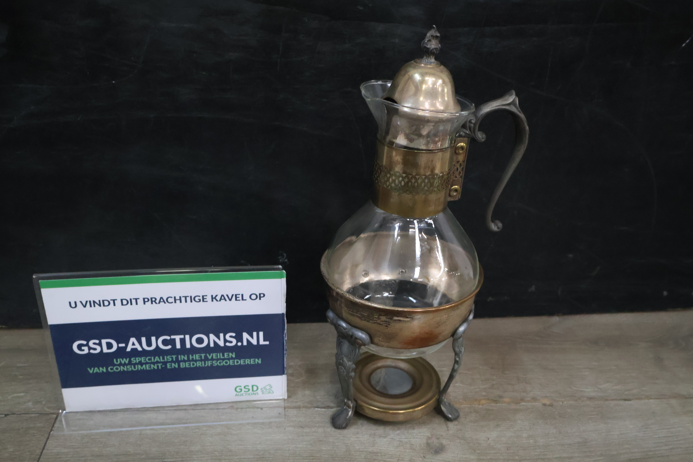 Vintage glazen karaf met metalen houder en deksel – foto 2 – kavel bij GSD Auctions, Zoeterwoude