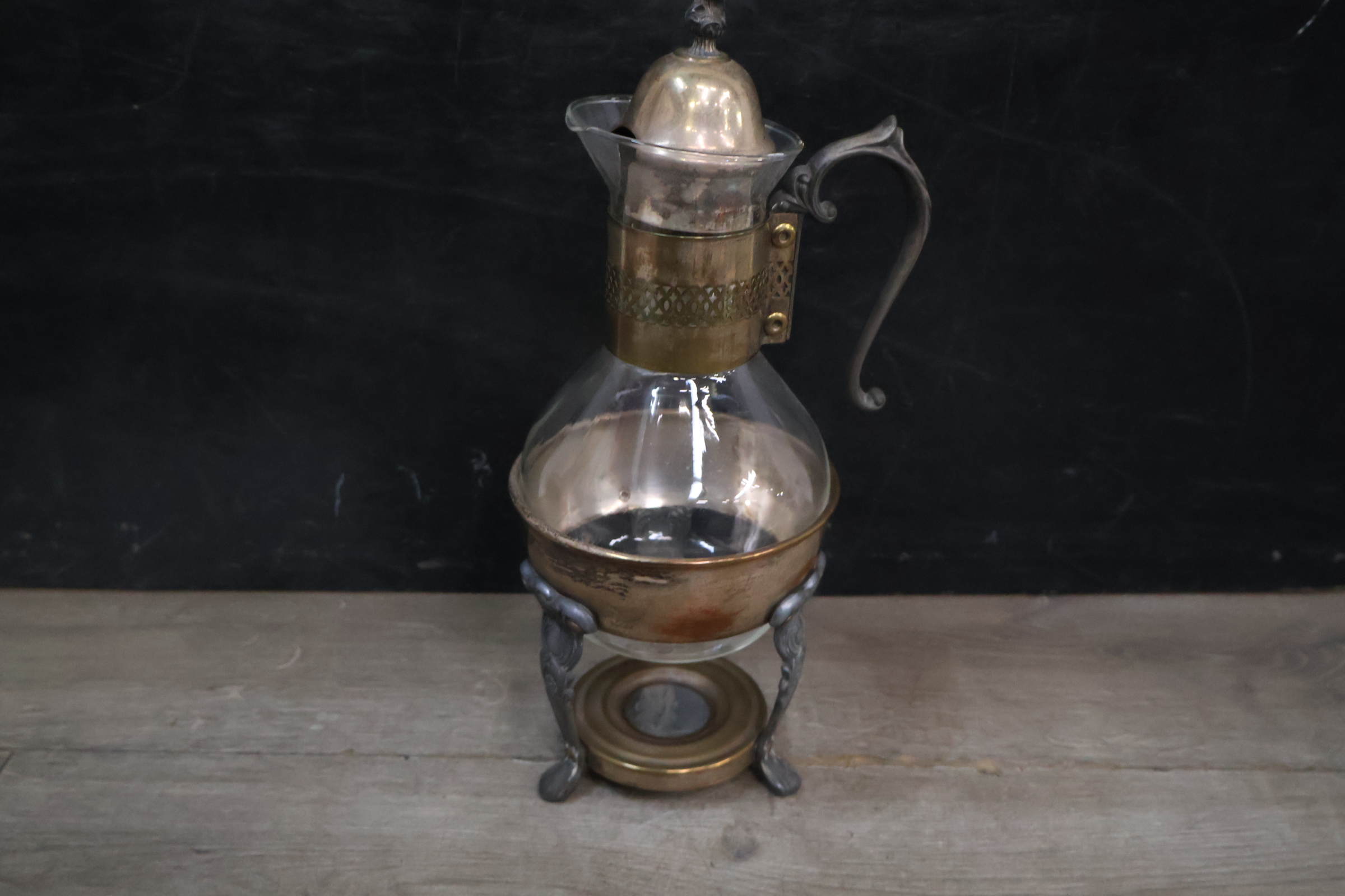 Vintage glazen karaf met metalen houder en deksel – foto 3 – kavel bij GSD Auctions, Zoeterwoude