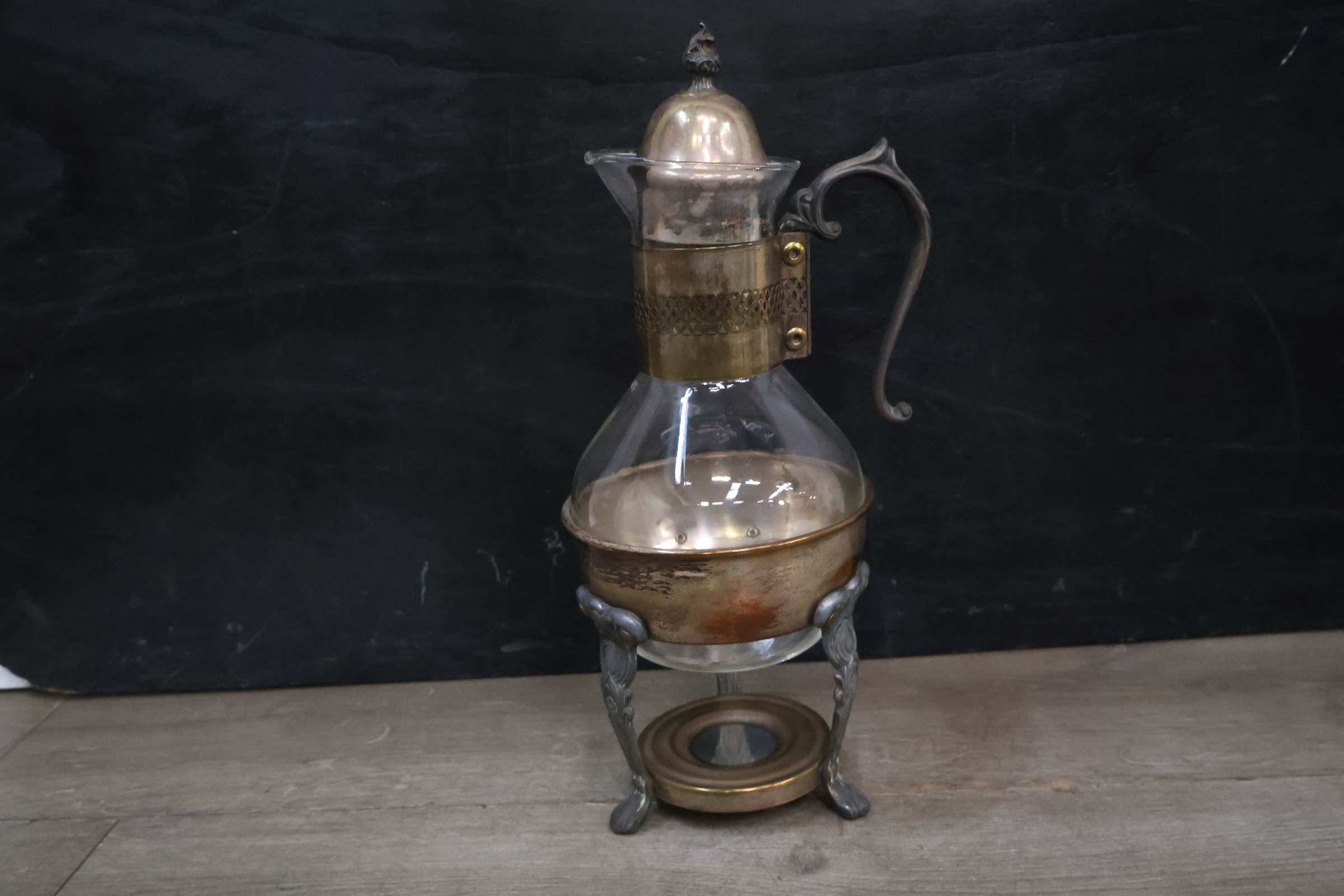 Vintage glazen karaf met metalen houder en deksel – foto 4 – kavel bij GSD Auctions, Zoeterwoude