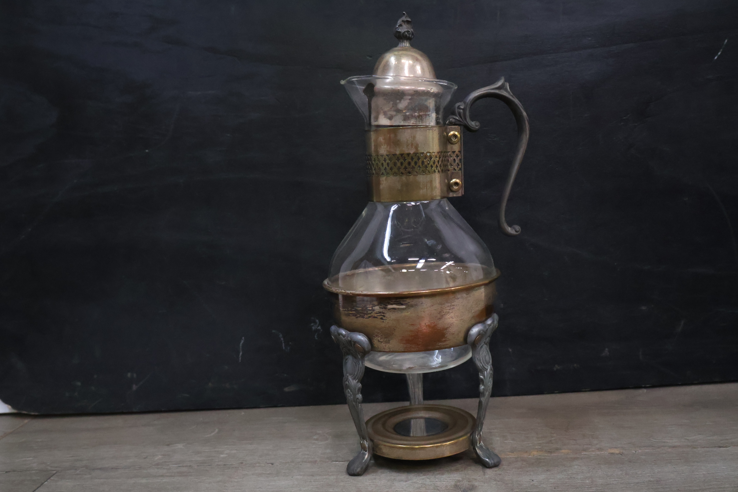 Vintage glazen karaf met metalen houder en deksel – foto 5 – kavel bij GSD Auctions, Zoeterwoude