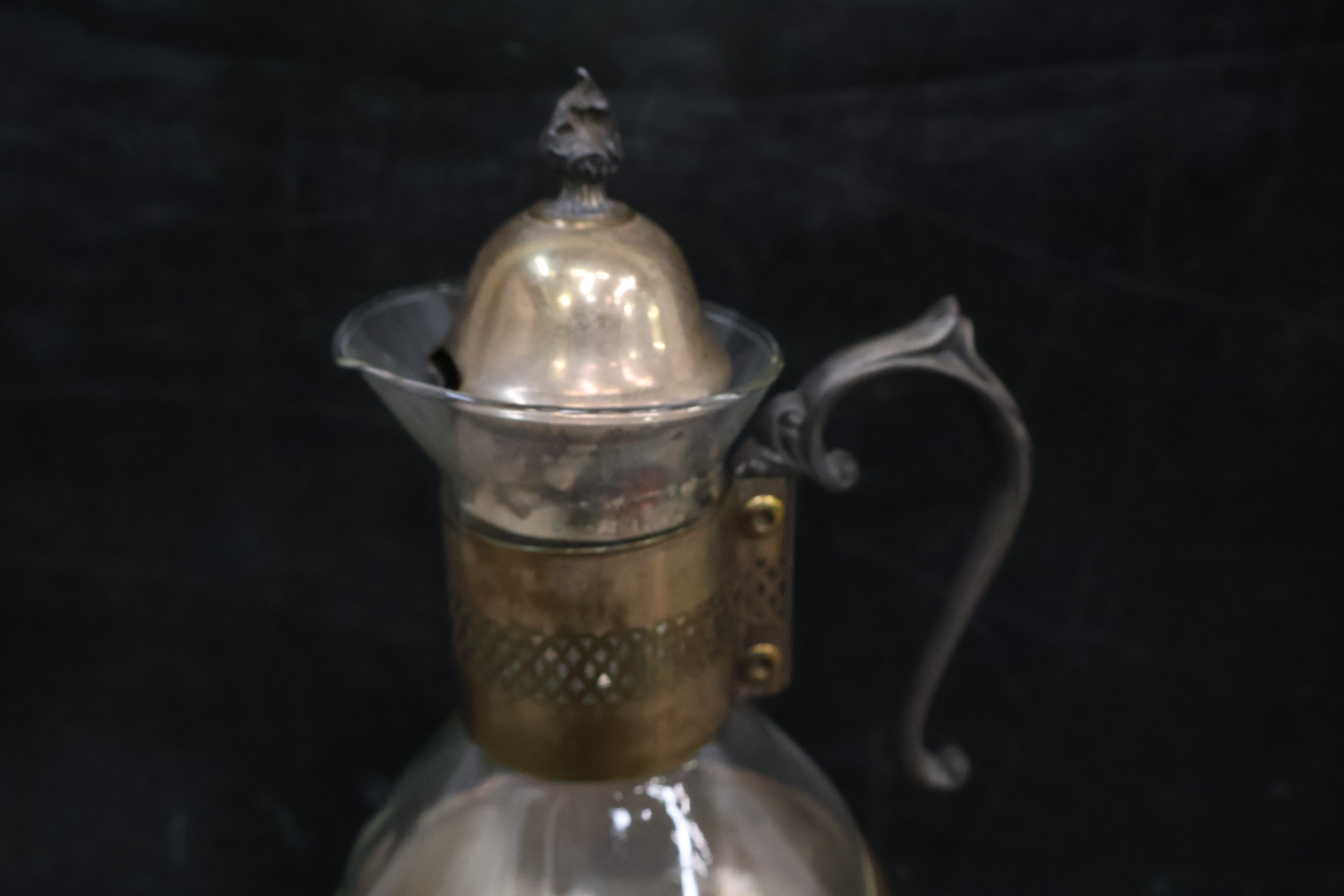 Vintage glazen karaf met metalen houder en deksel – foto 6 – kavel bij GSD Auctions, Zoeterwoude