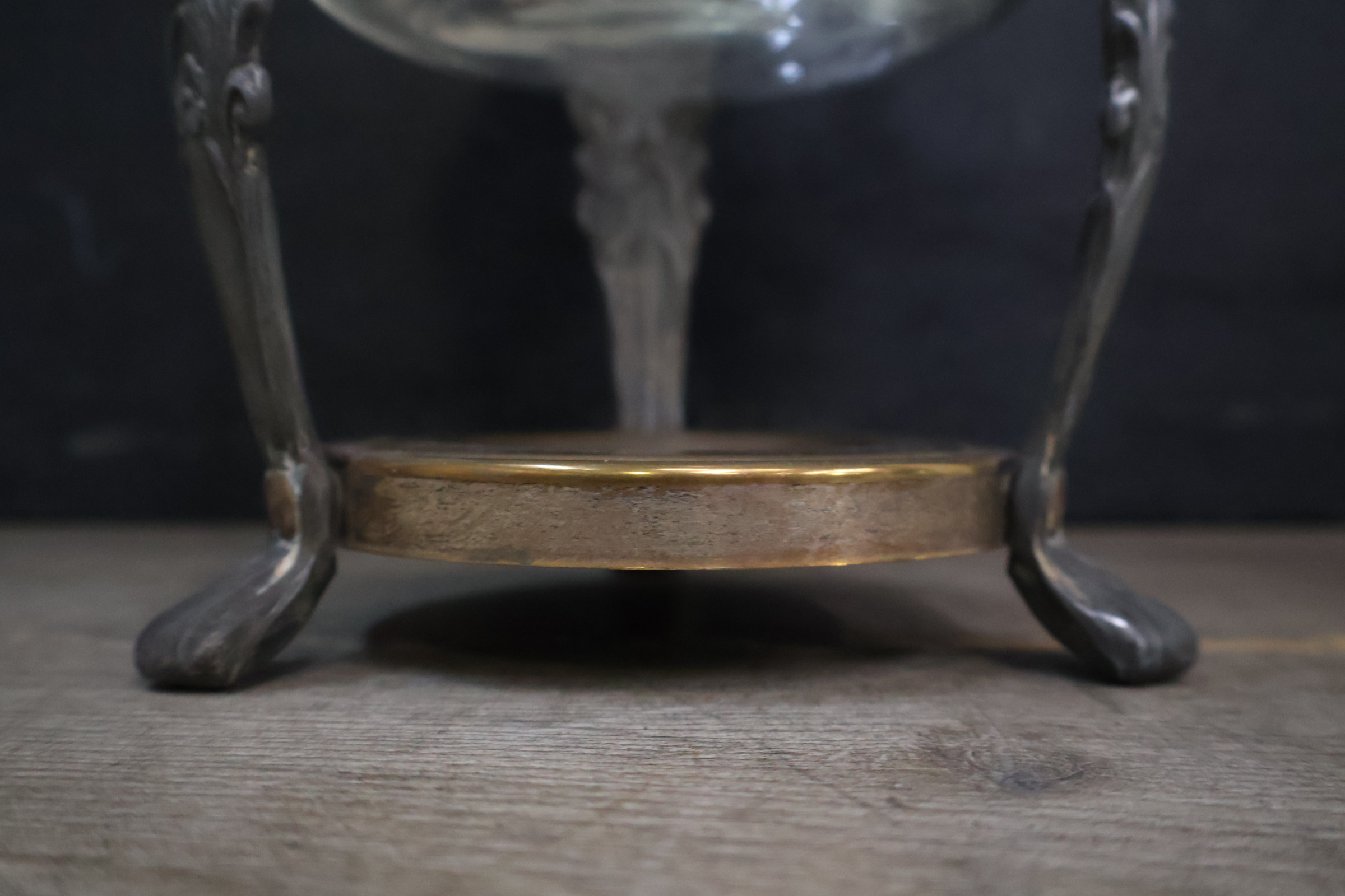 Vintage glazen karaf met metalen houder en deksel – foto 8 – kavel bij GSD Auctions, Zoeterwoude