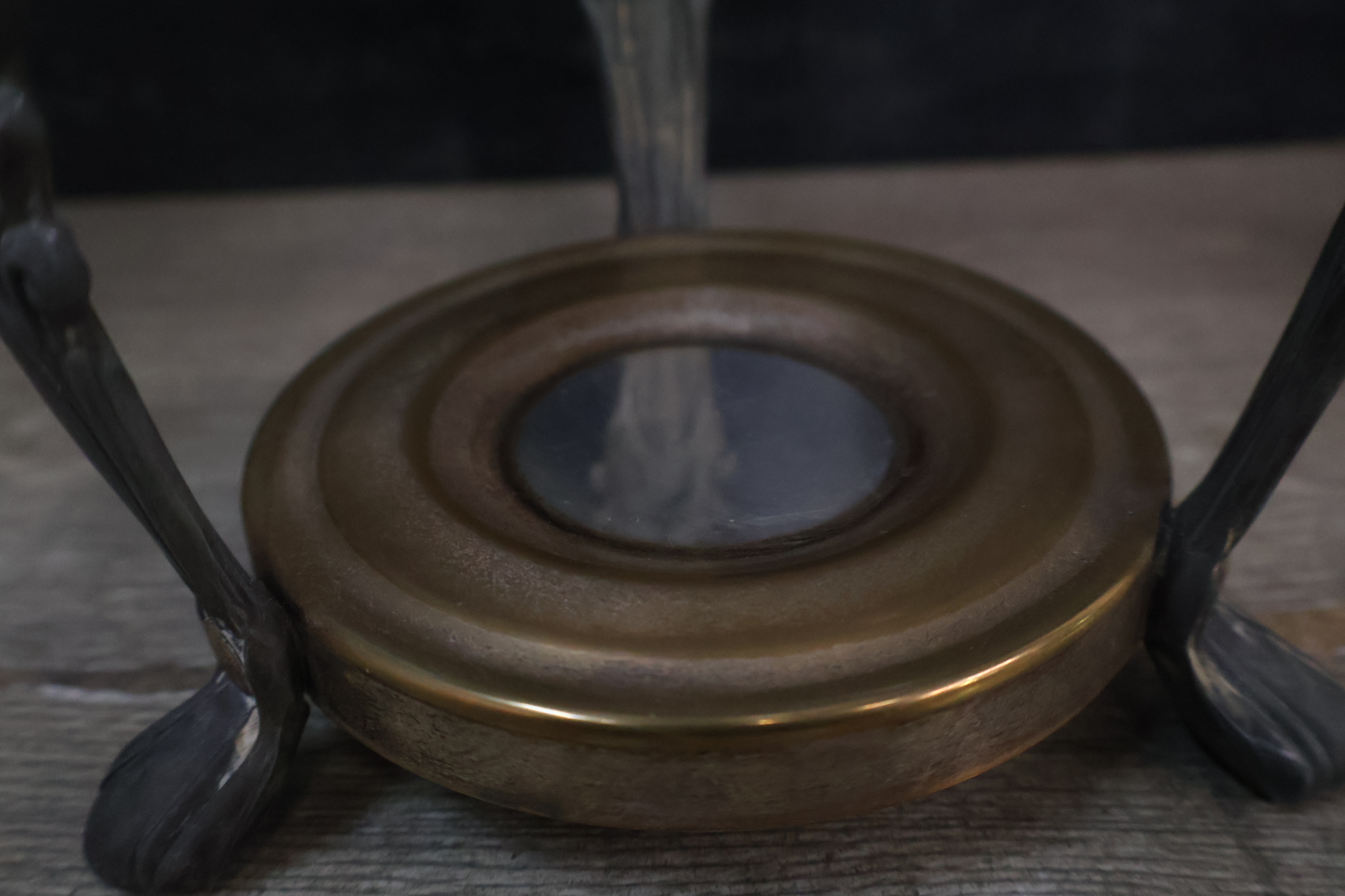 Vintage glazen karaf met metalen houder en deksel – foto 9 – kavel bij GSD Auctions, Zoeterwoude