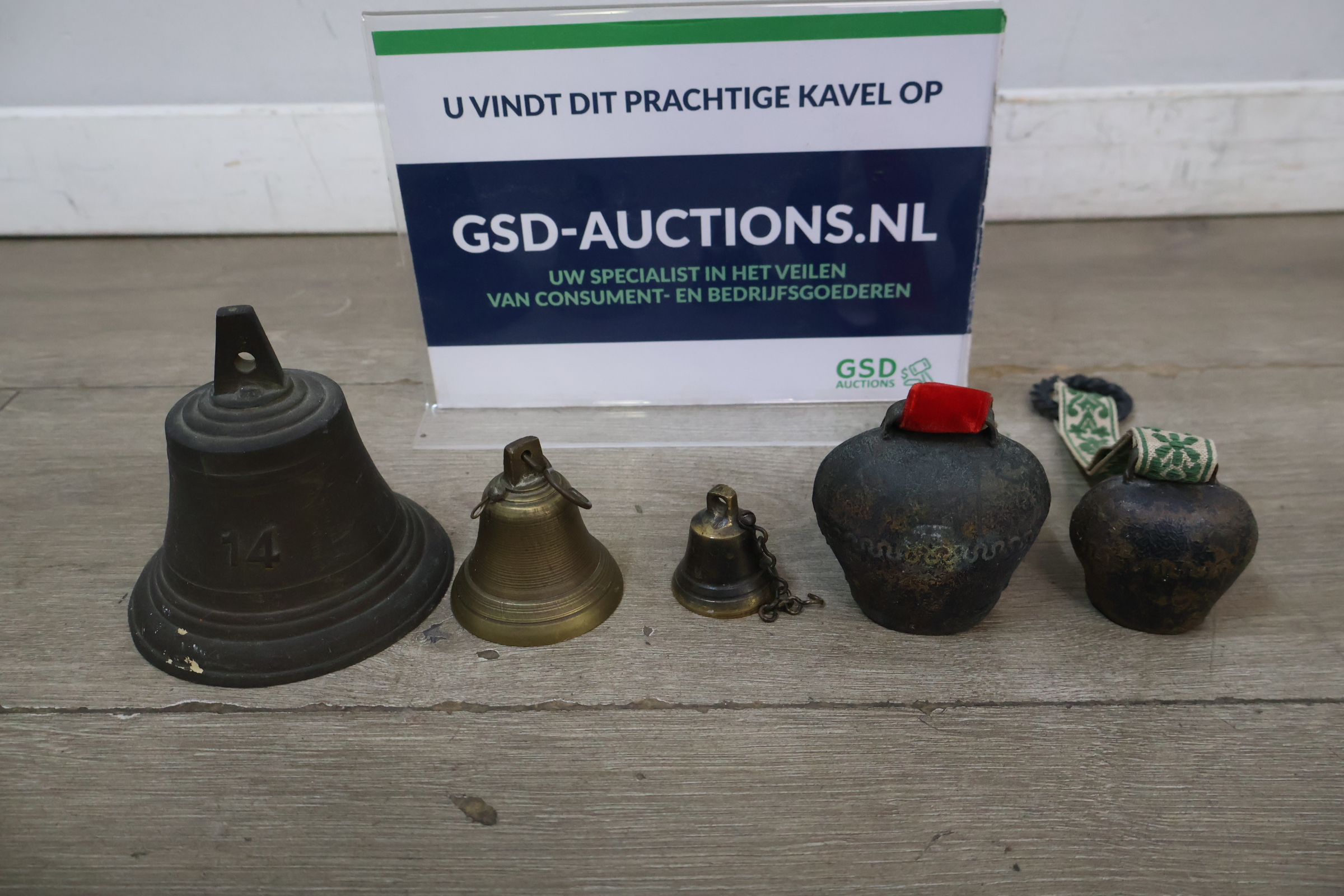 Set kleine metalen bellen met versierde riemen – foto 2 – kavel bij GSD Auctions, Zoeterwoude