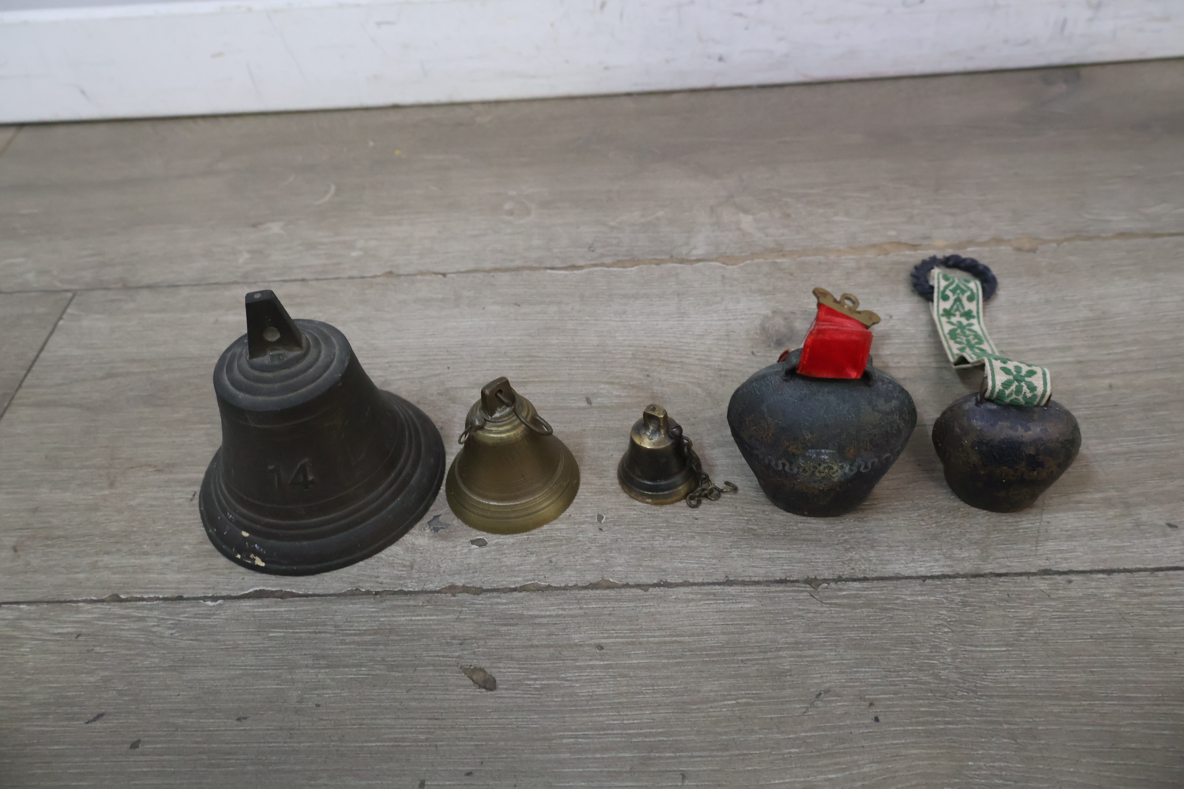 Set kleine metalen bellen met versierde riemen – foto 3 – kavel bij GSD Auctions, Zoeterwoude