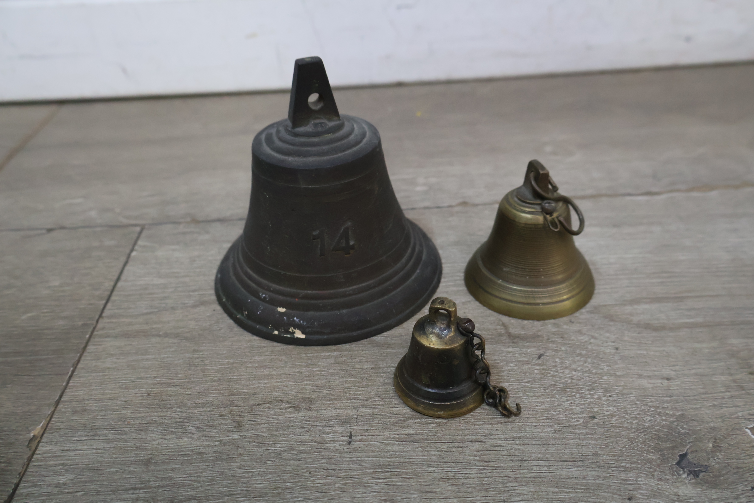 Set kleine metalen bellen met versierde riemen – foto 4 – kavel bij GSD Auctions, Zoeterwoude