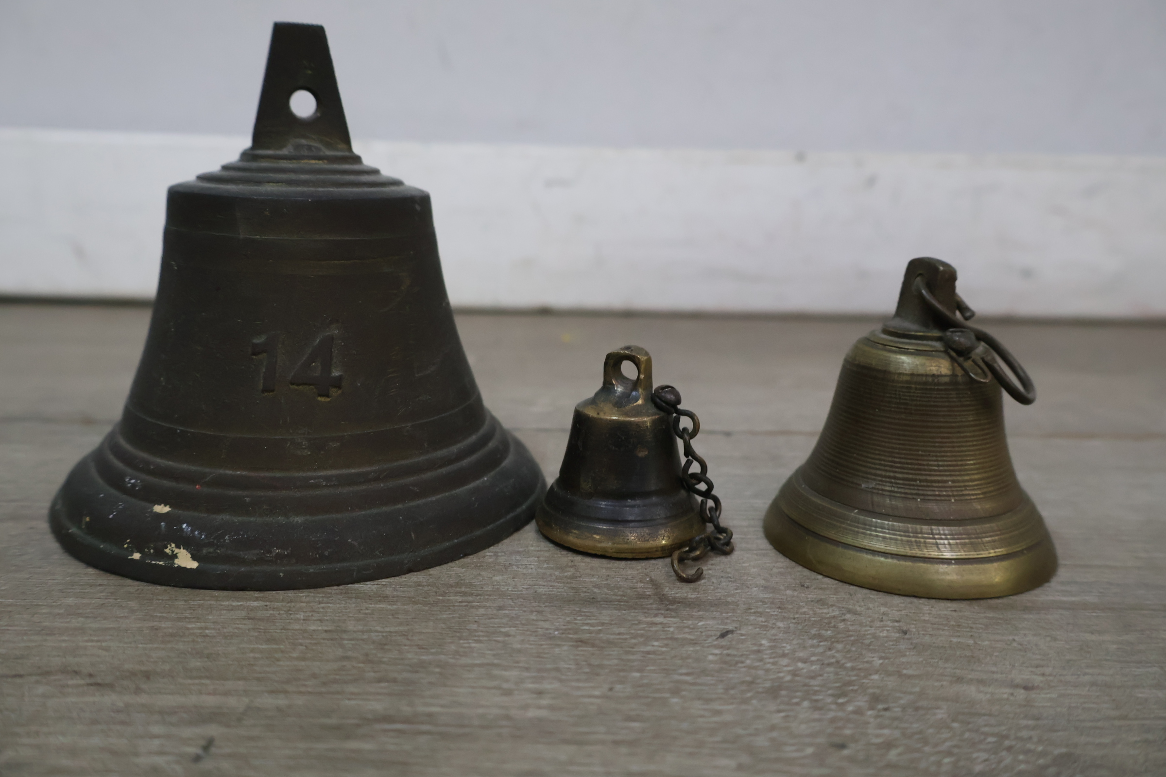 Set kleine metalen bellen met versierde riemen – foto 5 – kavel bij GSD Auctions, Zoeterwoude