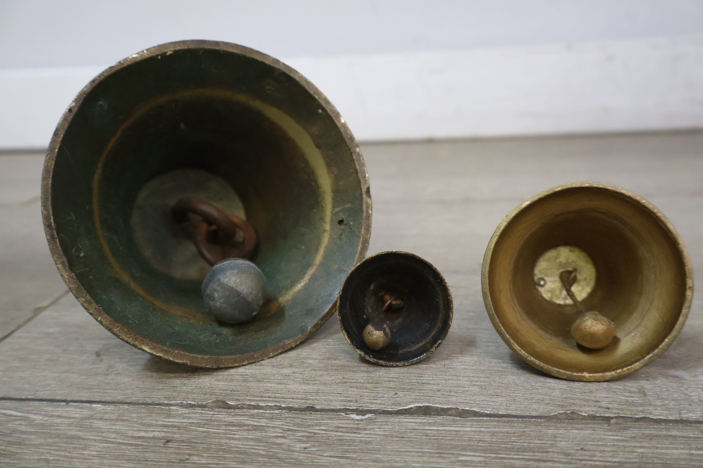Set kleine metalen bellen met versierde riemen – foto 6 – kavel bij GSD Auctions, Zoeterwoude