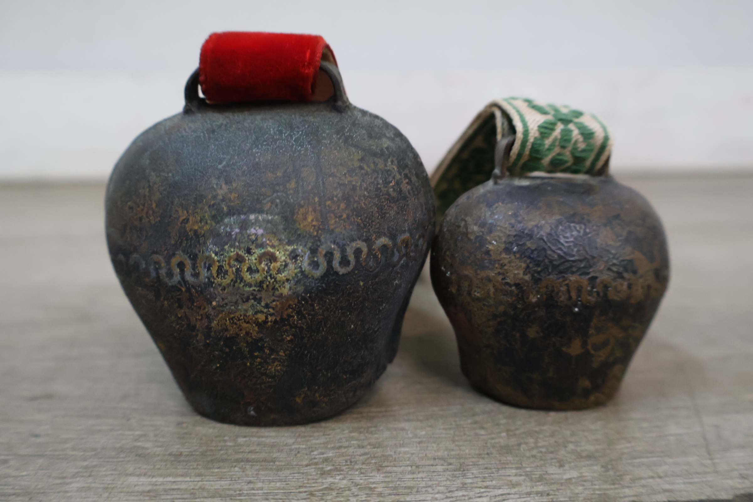 Set kleine metalen bellen met versierde riemen – foto 7 – kavel bij GSD Auctions, Zoeterwoude