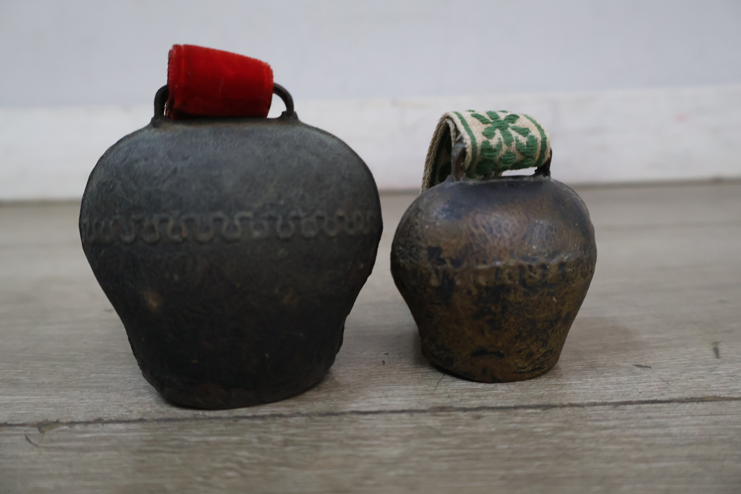 Set kleine metalen bellen met versierde riemen – foto 8 – kavel bij GSD Auctions, Zoeterwoude