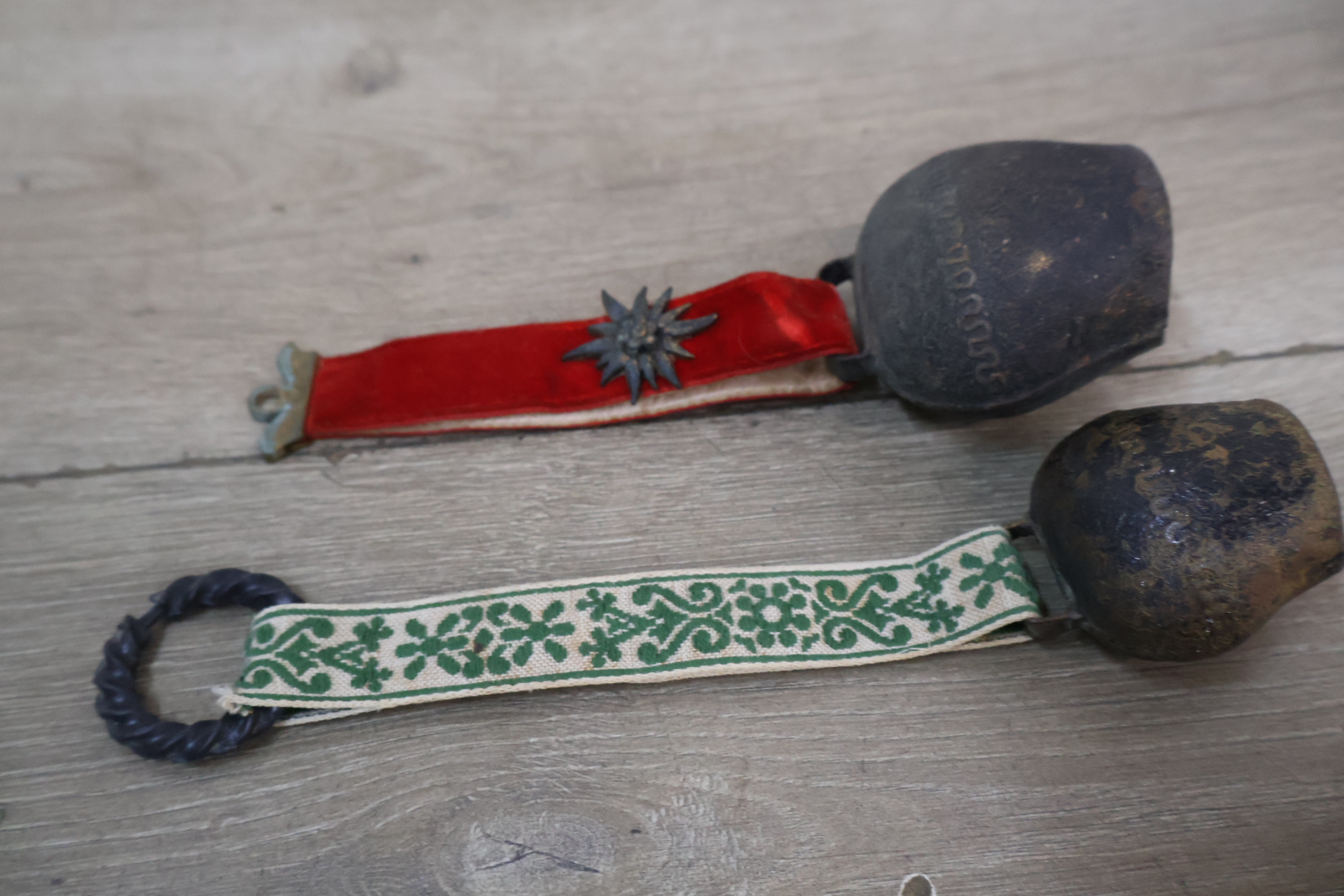 Set kleine metalen bellen met versierde riemen – foto 9 – kavel bij GSD Auctions, Zoeterwoude