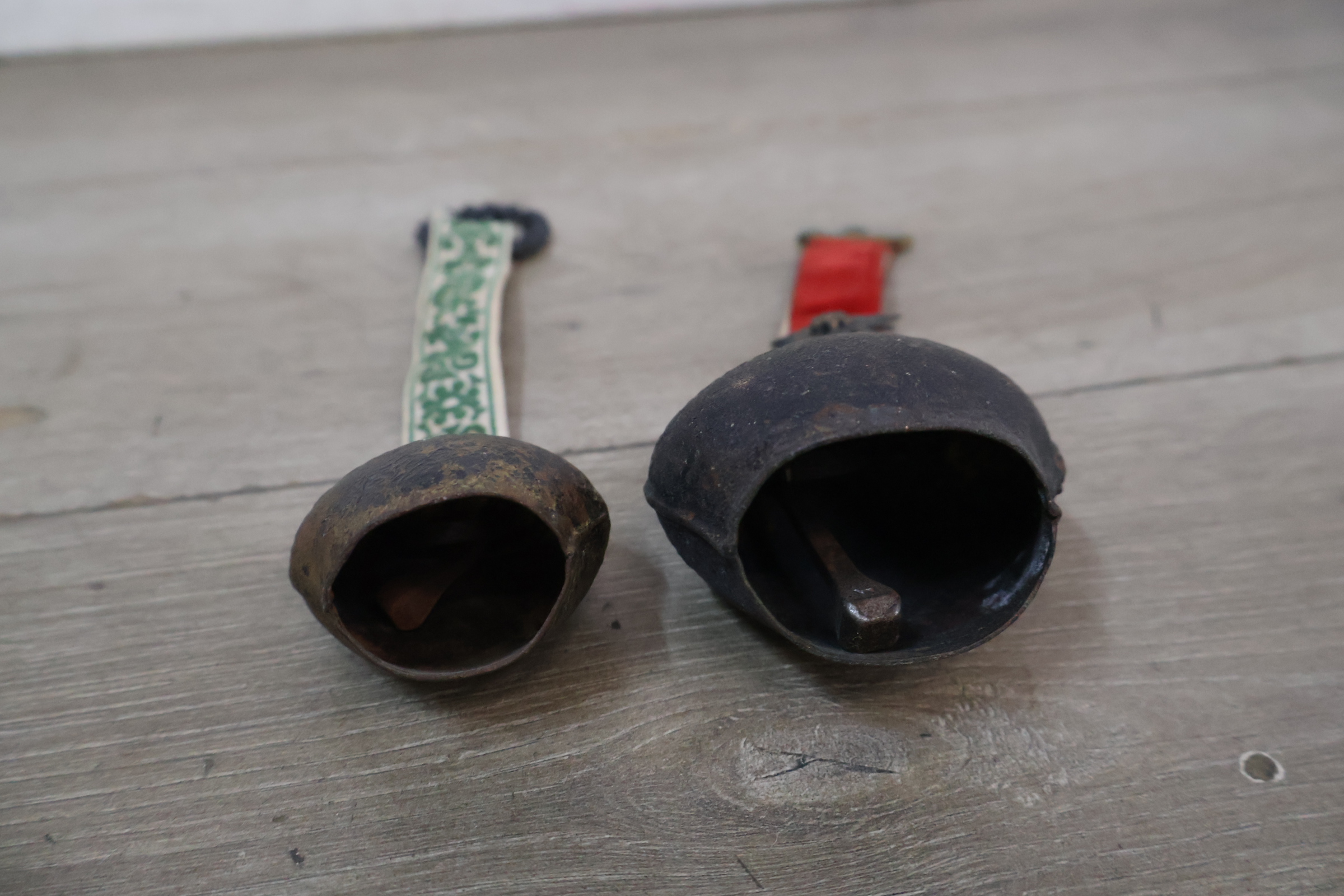 Set kleine metalen bellen met versierde riemen – foto 10 – kavel bij GSD Auctions, Zoeterwoude