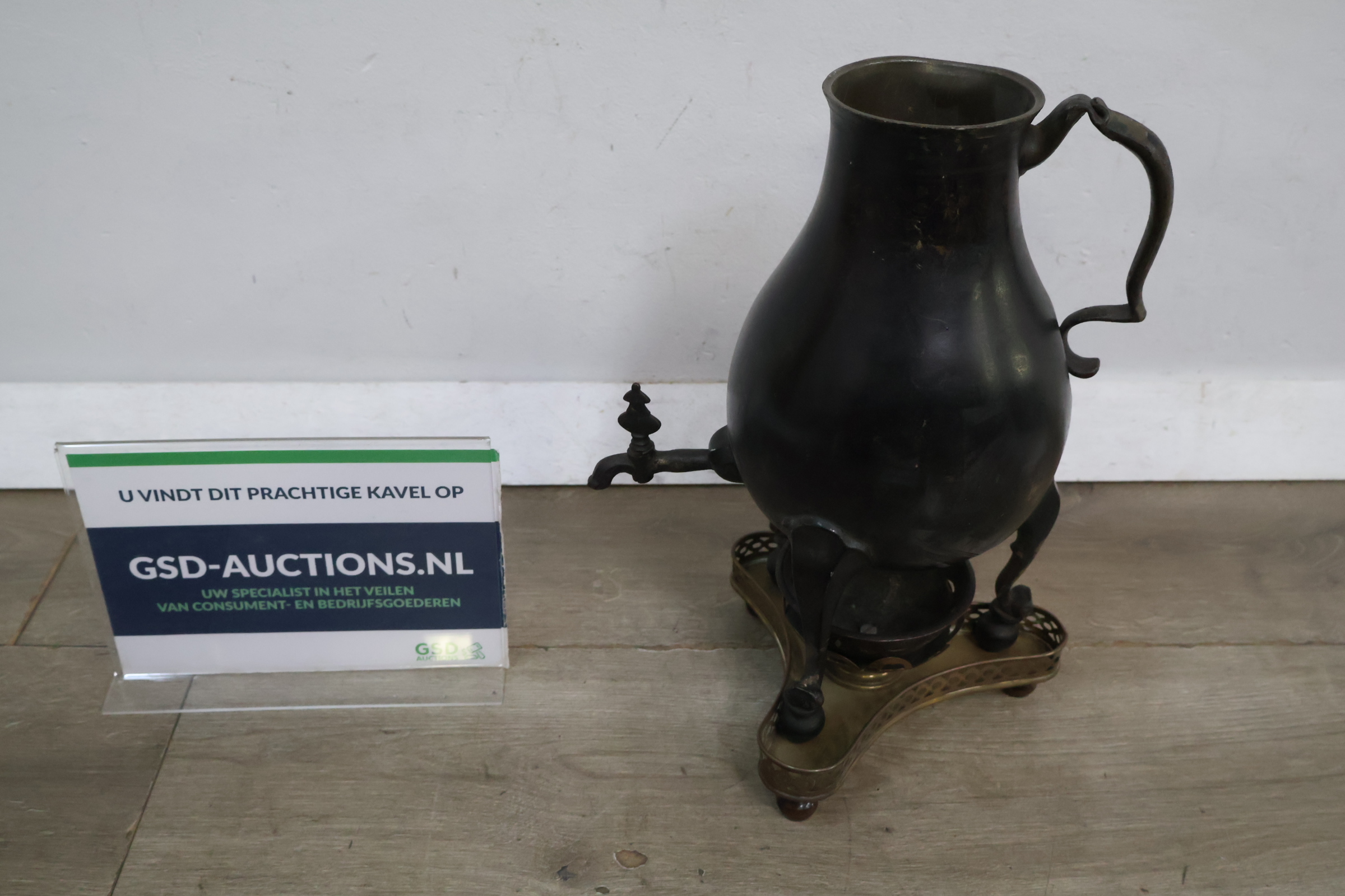Antieke zwarte waterkan met kraan op standaard – foto 2 – kavel bij GSD Auctions, Zoeterwoude