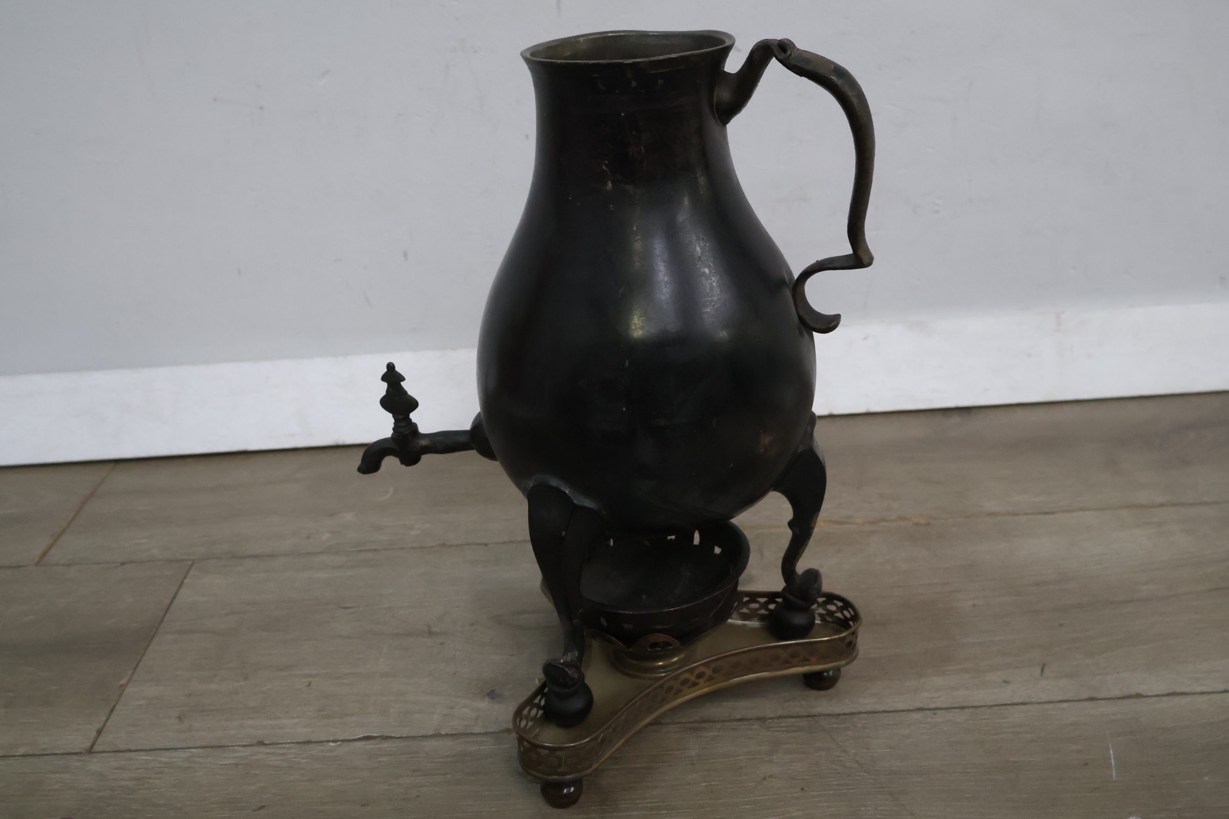 Antieke zwarte waterkan met kraan op standaard – foto 3 – kavel bij GSD Auctions, Zoeterwoude