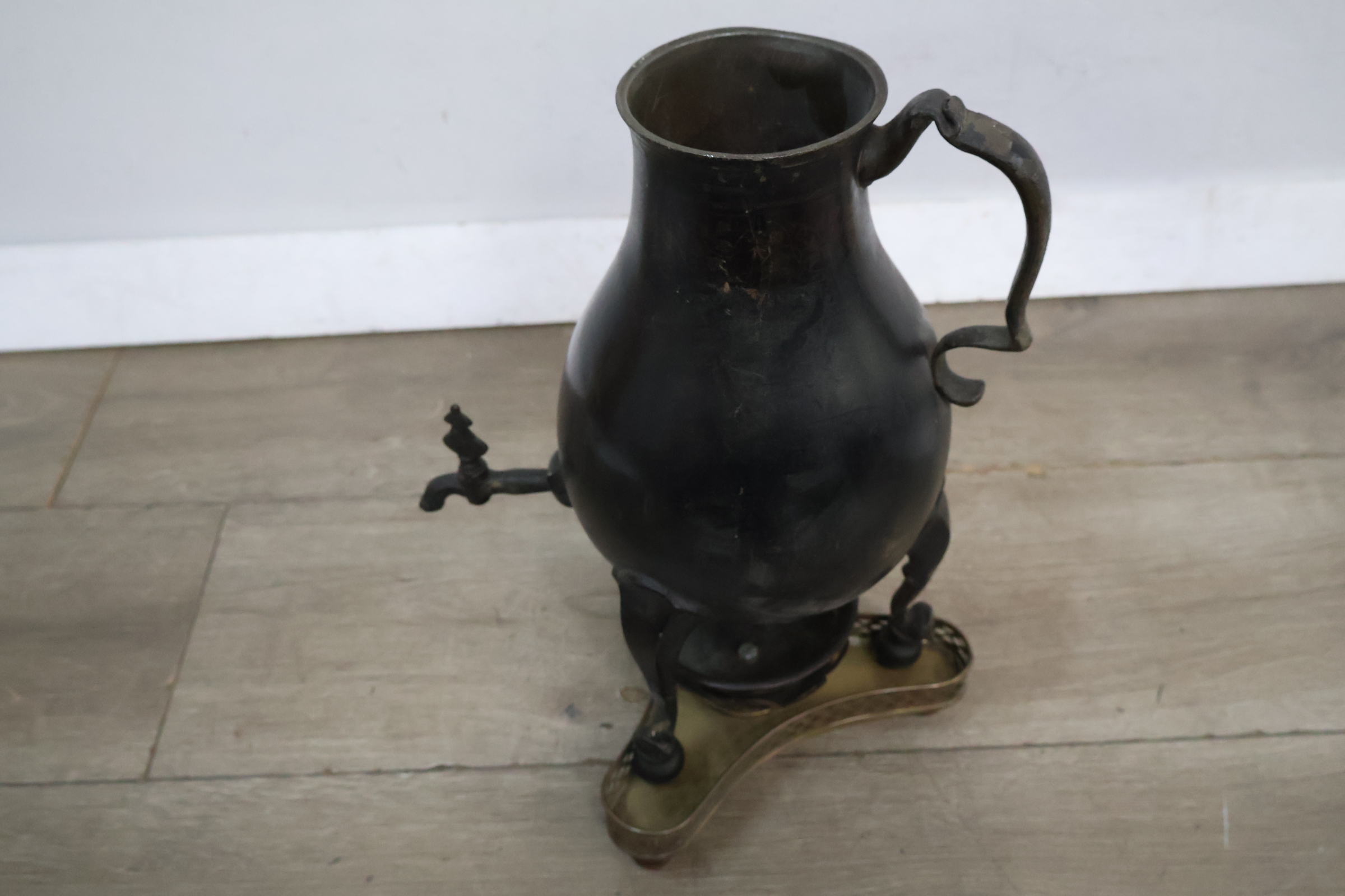 Antieke zwarte waterkan met kraan op standaard – foto 4 – kavel bij GSD Auctions, Zoeterwoude