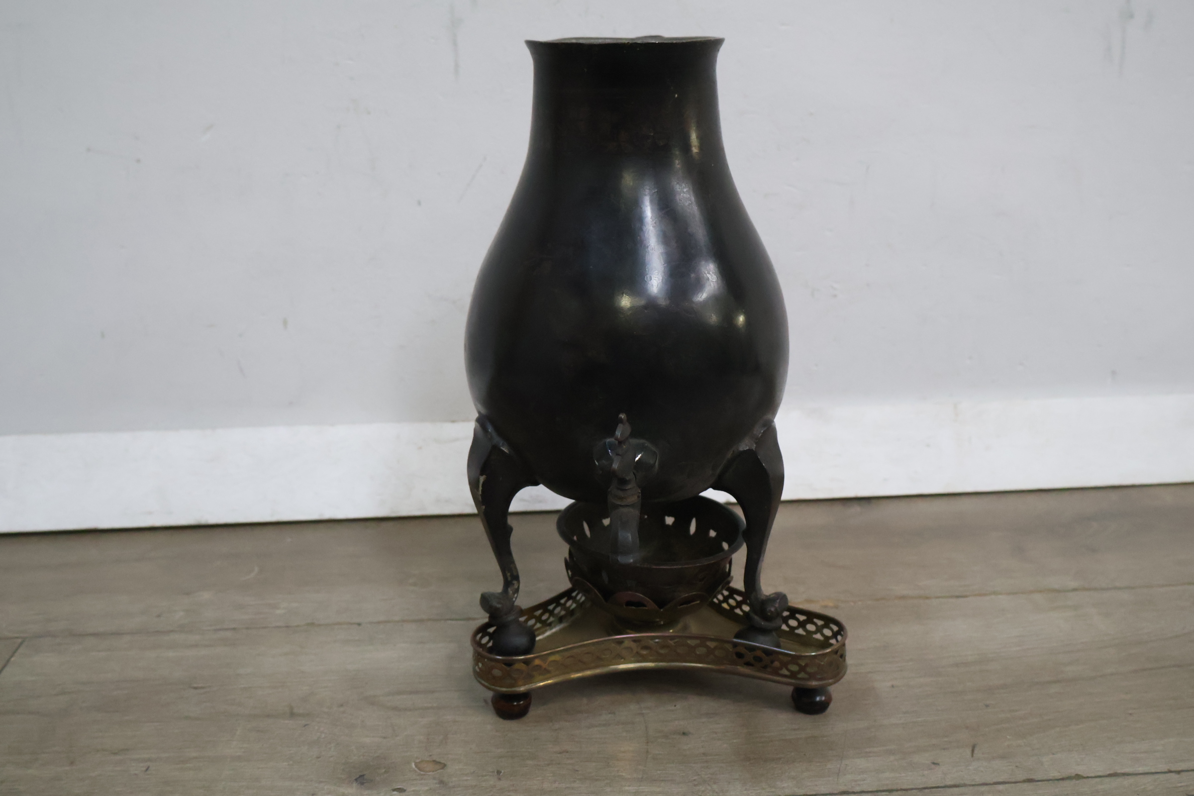 Antieke zwarte waterkan met kraan op standaard – foto 6 – kavel bij GSD Auctions, Zoeterwoude