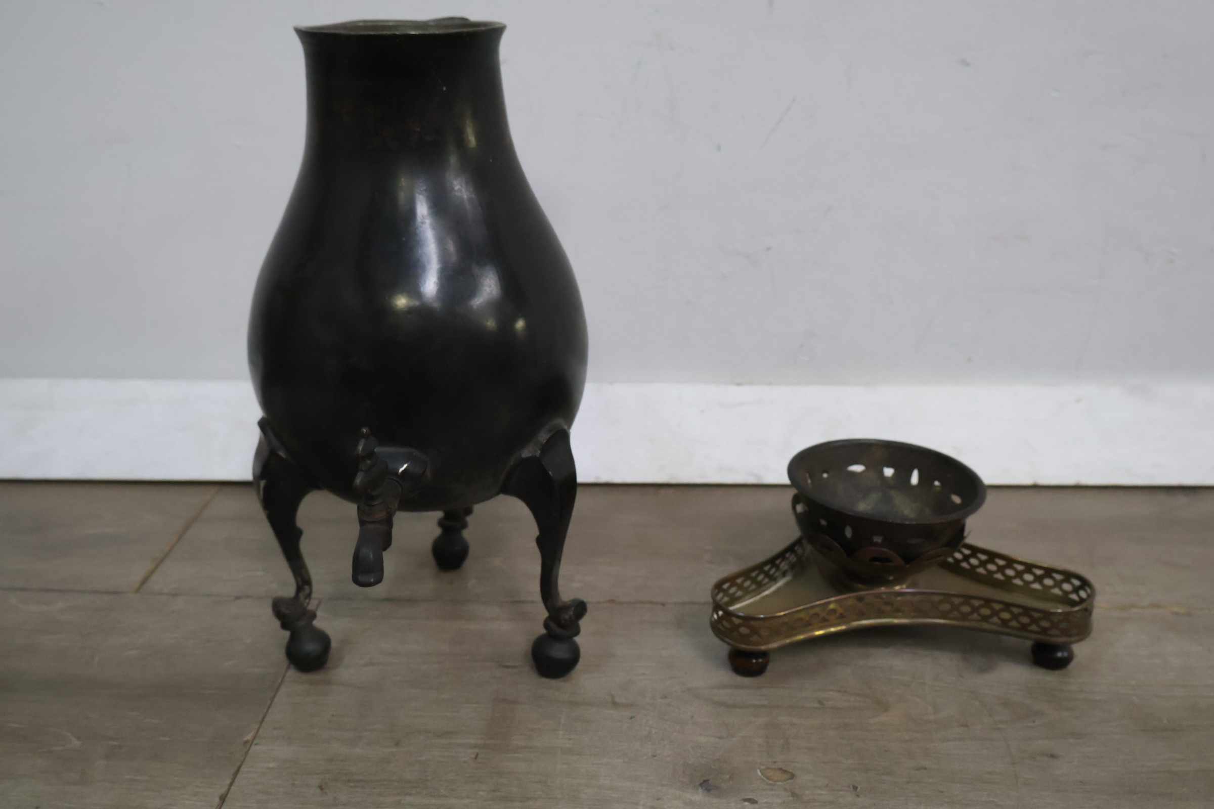 Antieke zwarte waterkan met kraan op standaard – foto 7 – kavel bij GSD Auctions, Zoeterwoude