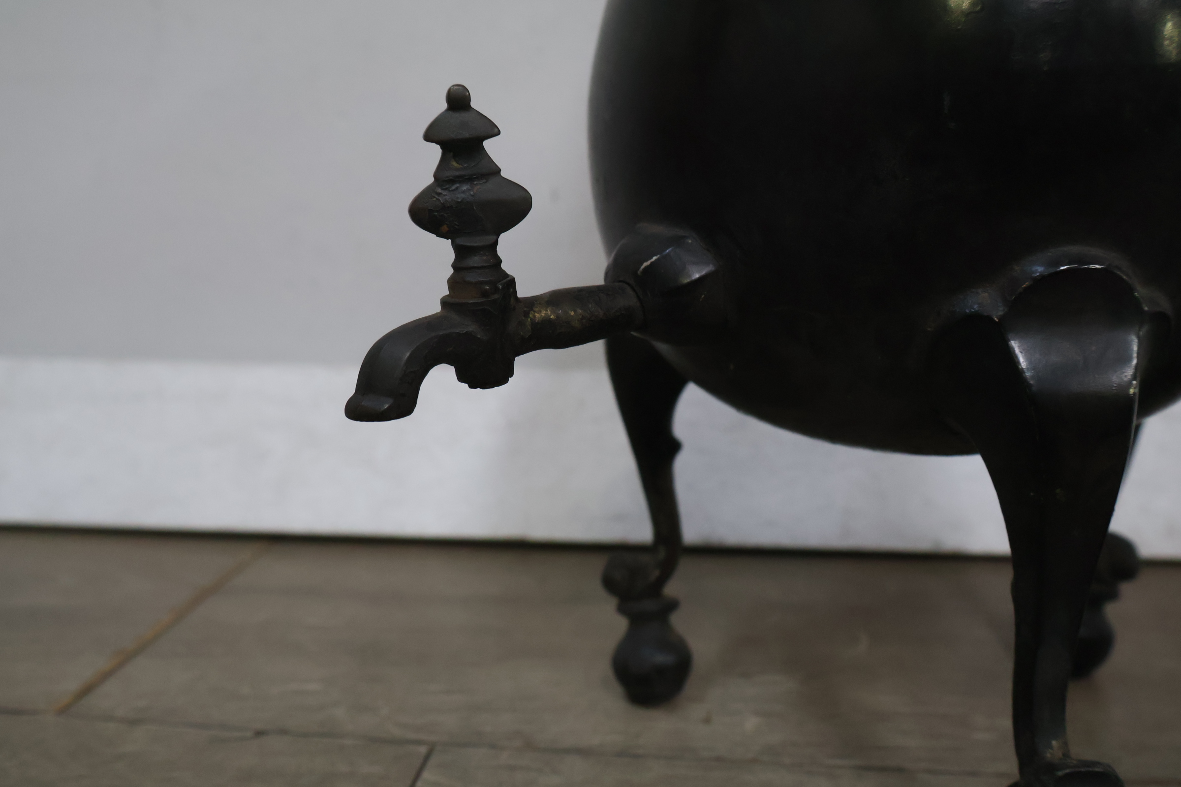 Antieke zwarte waterkan met kraan op standaard – foto 8 – kavel bij GSD Auctions, Zoeterwoude