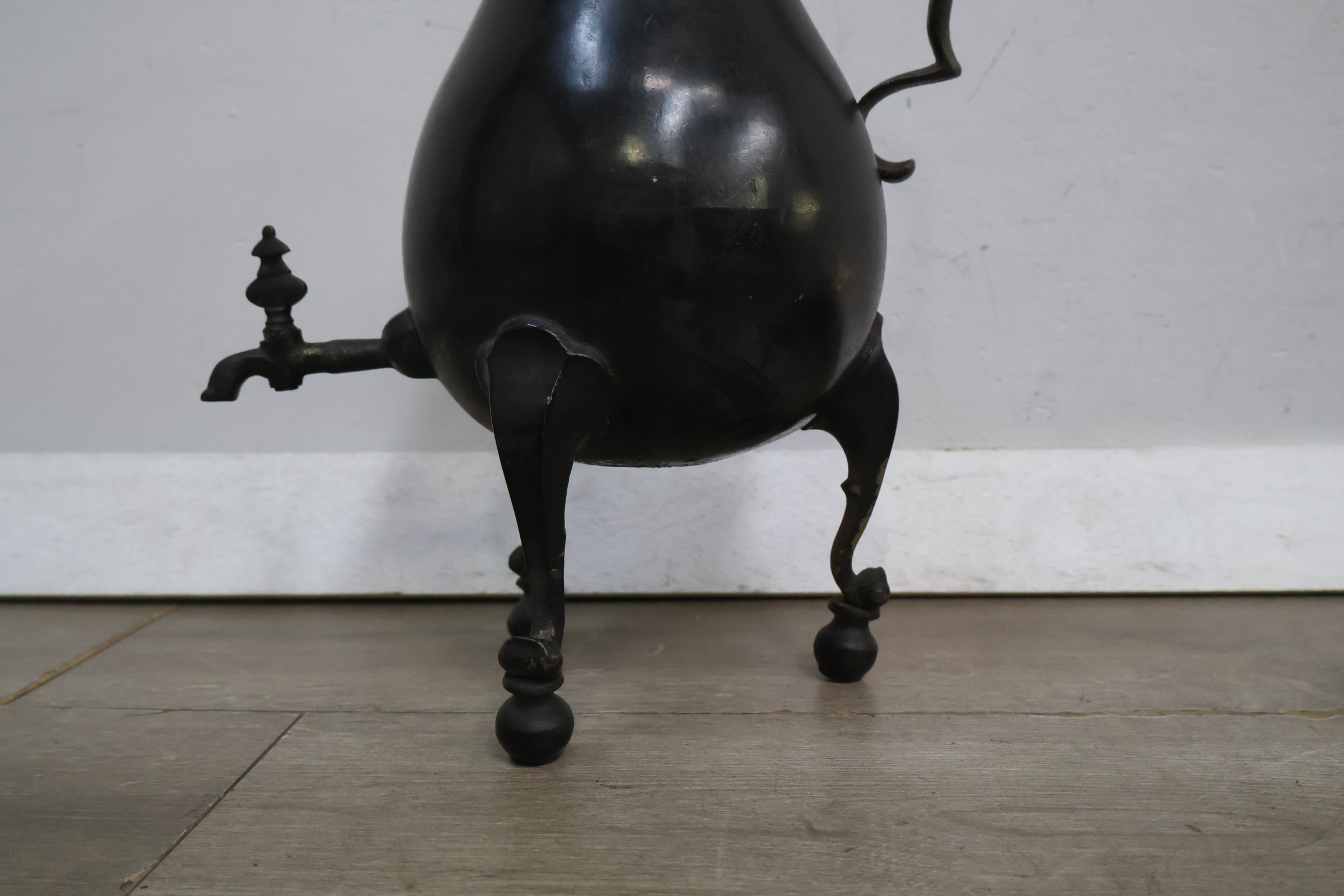 Antieke zwarte waterkan met kraan op standaard – foto 9 – kavel bij GSD Auctions, Zoeterwoude