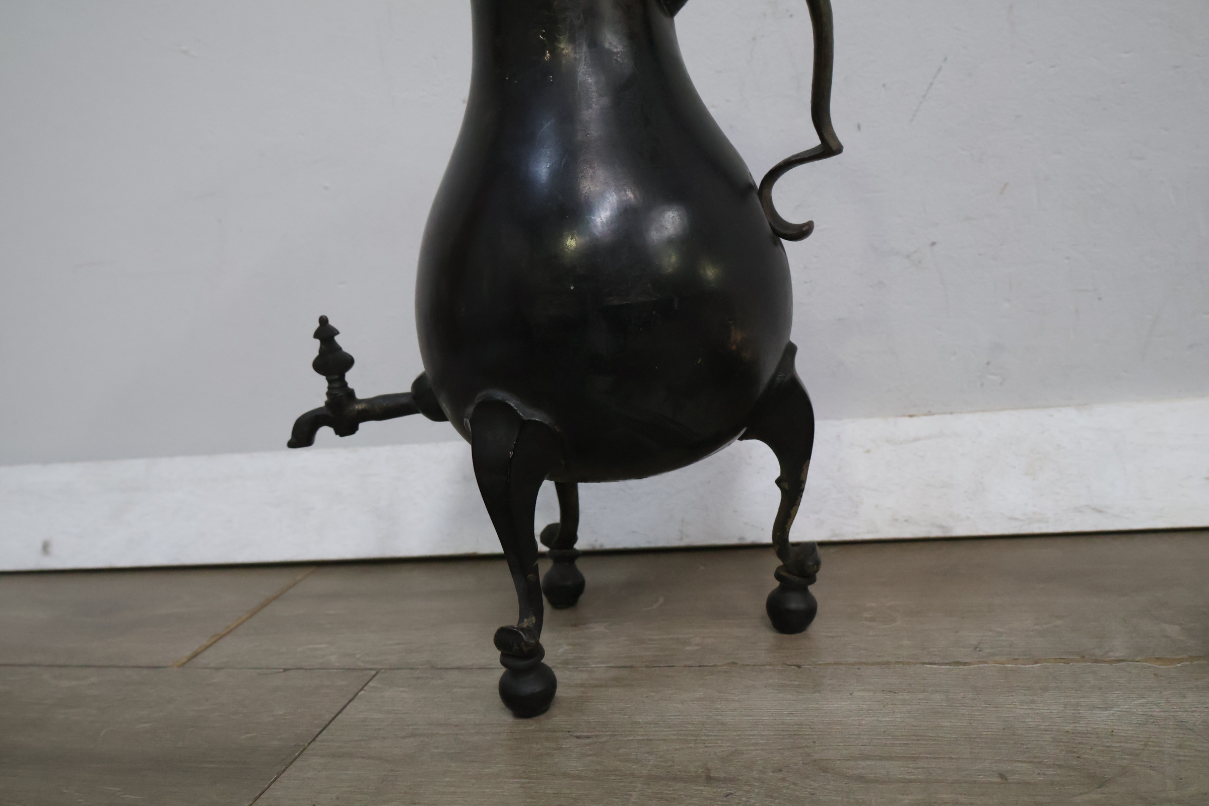 Antieke zwarte waterkan met kraan op standaard – foto 10 – kavel bij GSD Auctions, Zoeterwoude