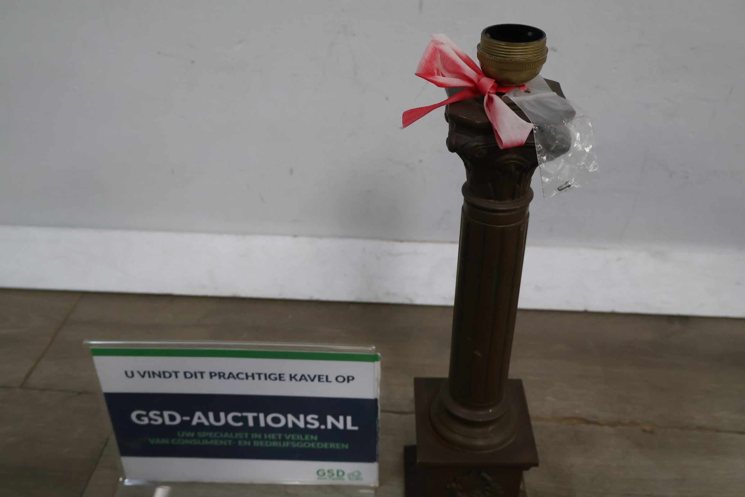 Bronzen lampenvoet met decoratief reliëf – foto 2 – kavel bij GSD Auctions, Zoeterwoude