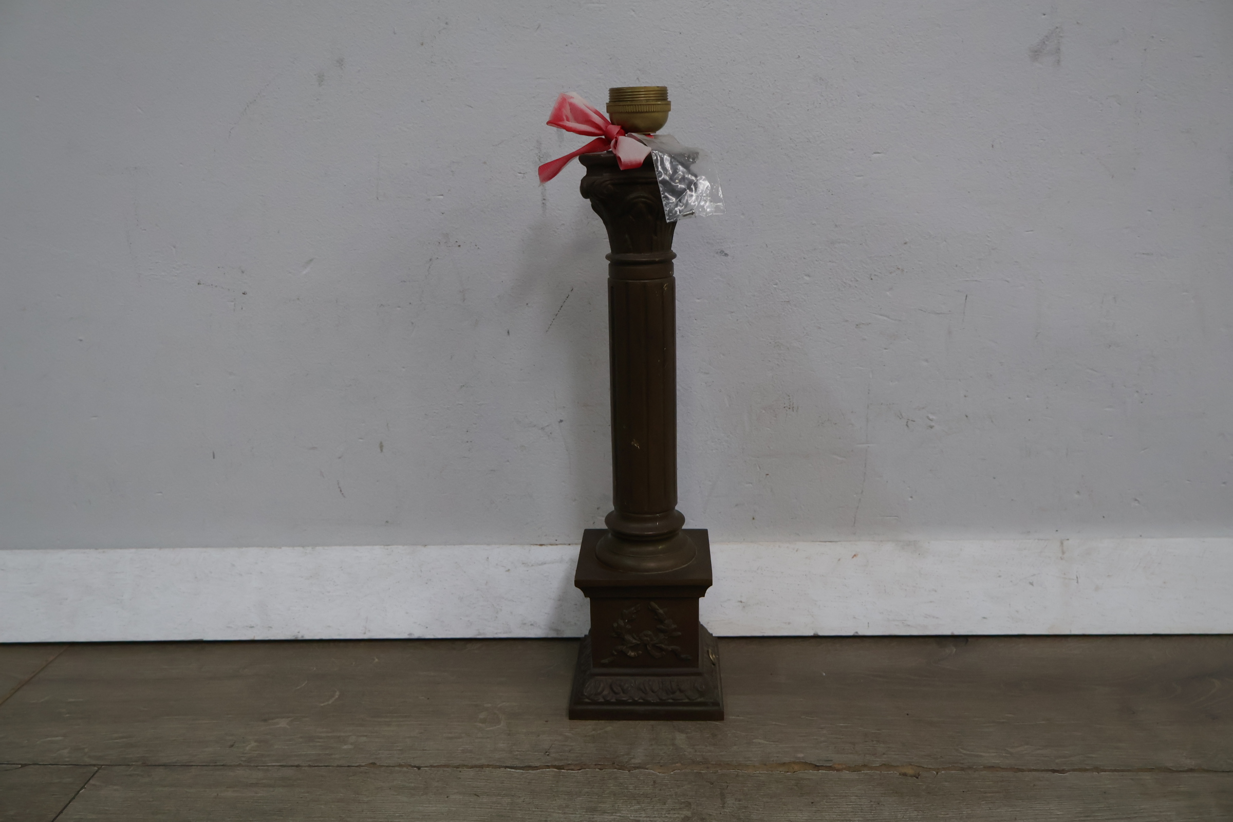 Bronzen lampenvoet met decoratief reliëf – foto 3 – kavel bij GSD Auctions, Zoeterwoude