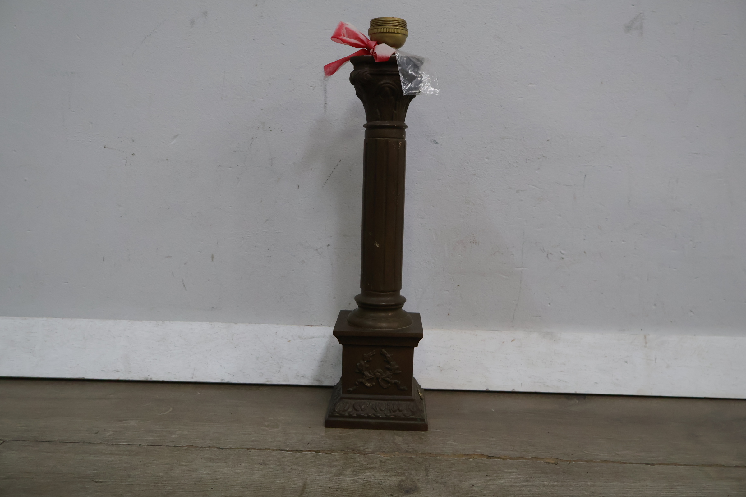 Bronzen lampenvoet met decoratief reliëf – foto 4 – kavel bij GSD Auctions, Zoeterwoude