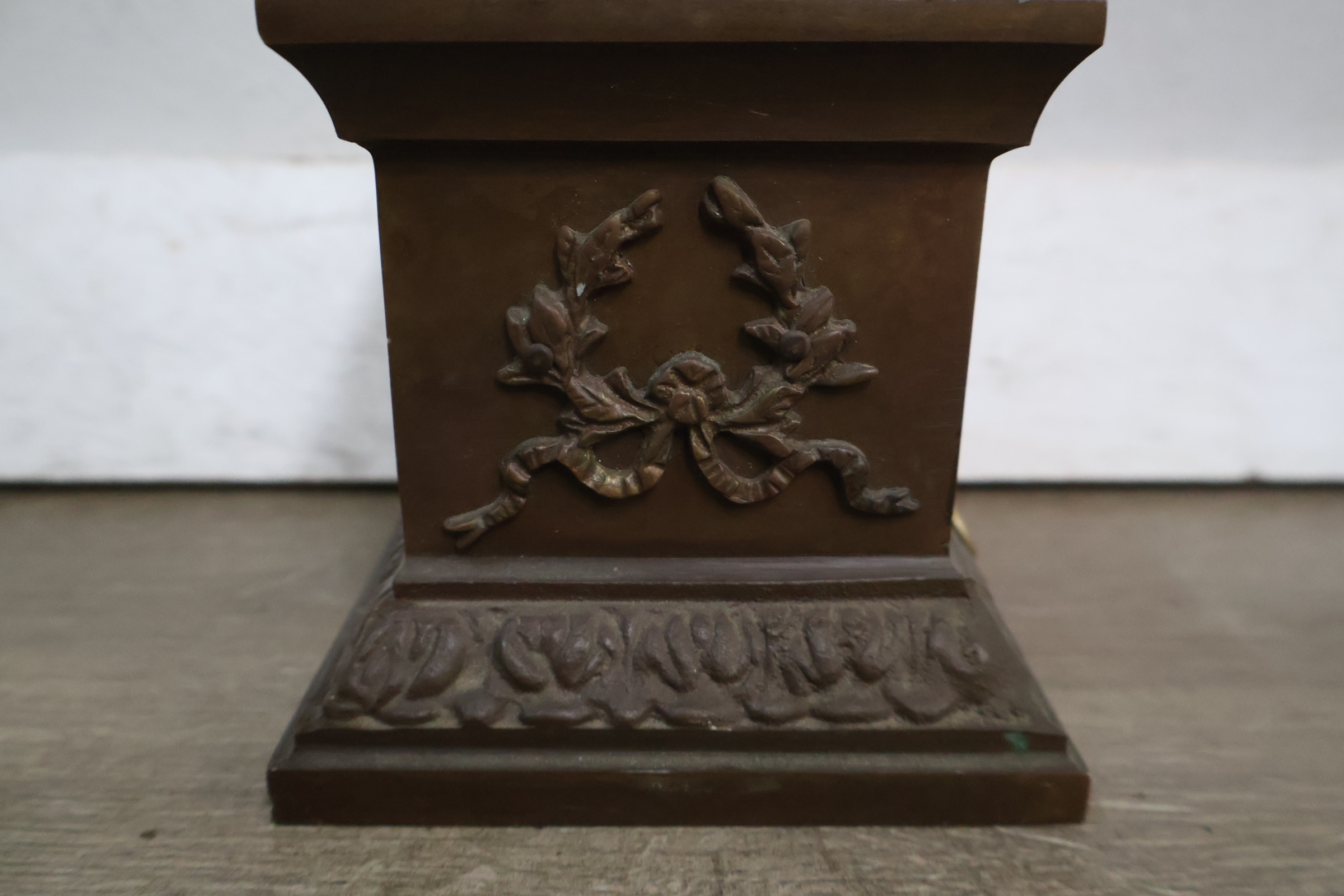 Bronzen lampenvoet met decoratief reliëf – foto 5 – kavel bij GSD Auctions, Zoeterwoude