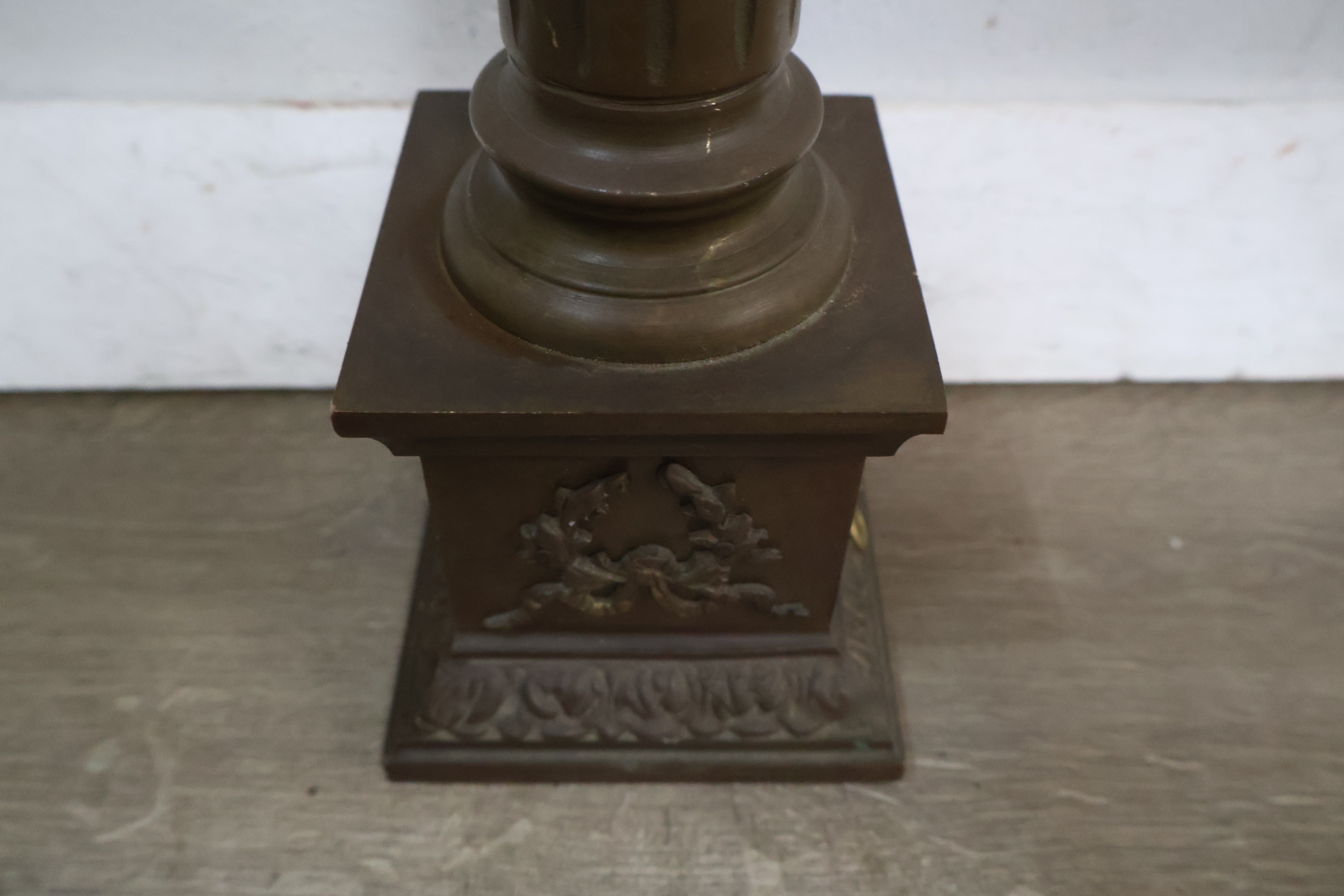 Bronzen lampenvoet met decoratief reliëf – foto 6 – kavel bij GSD Auctions, Zoeterwoude