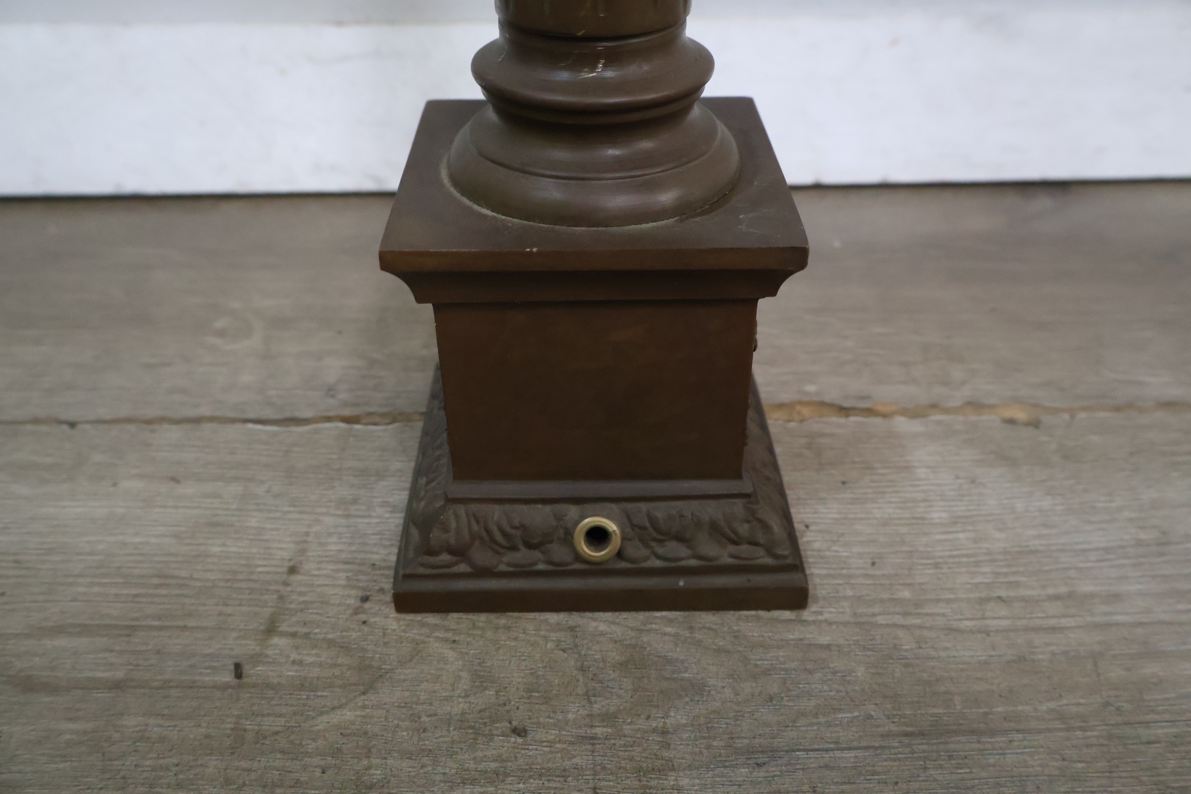 Bronzen lampenvoet met decoratief reliëf – foto 7 – kavel bij GSD Auctions, Zoeterwoude